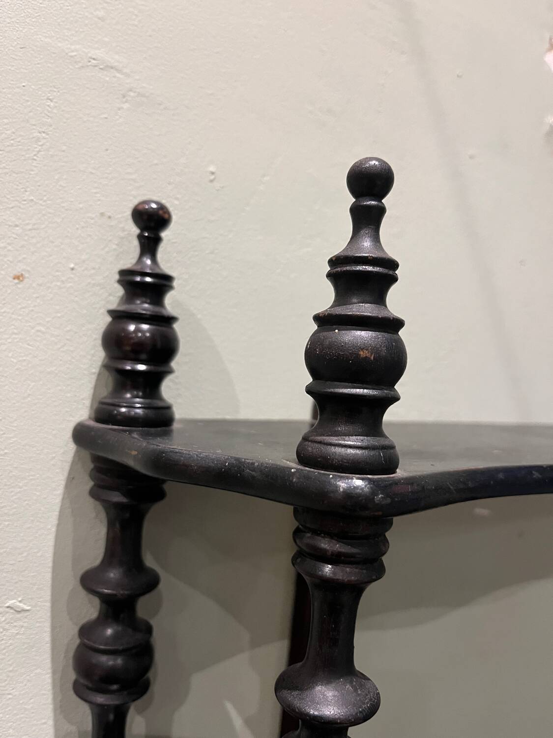 Turned wood shelf, Nap III