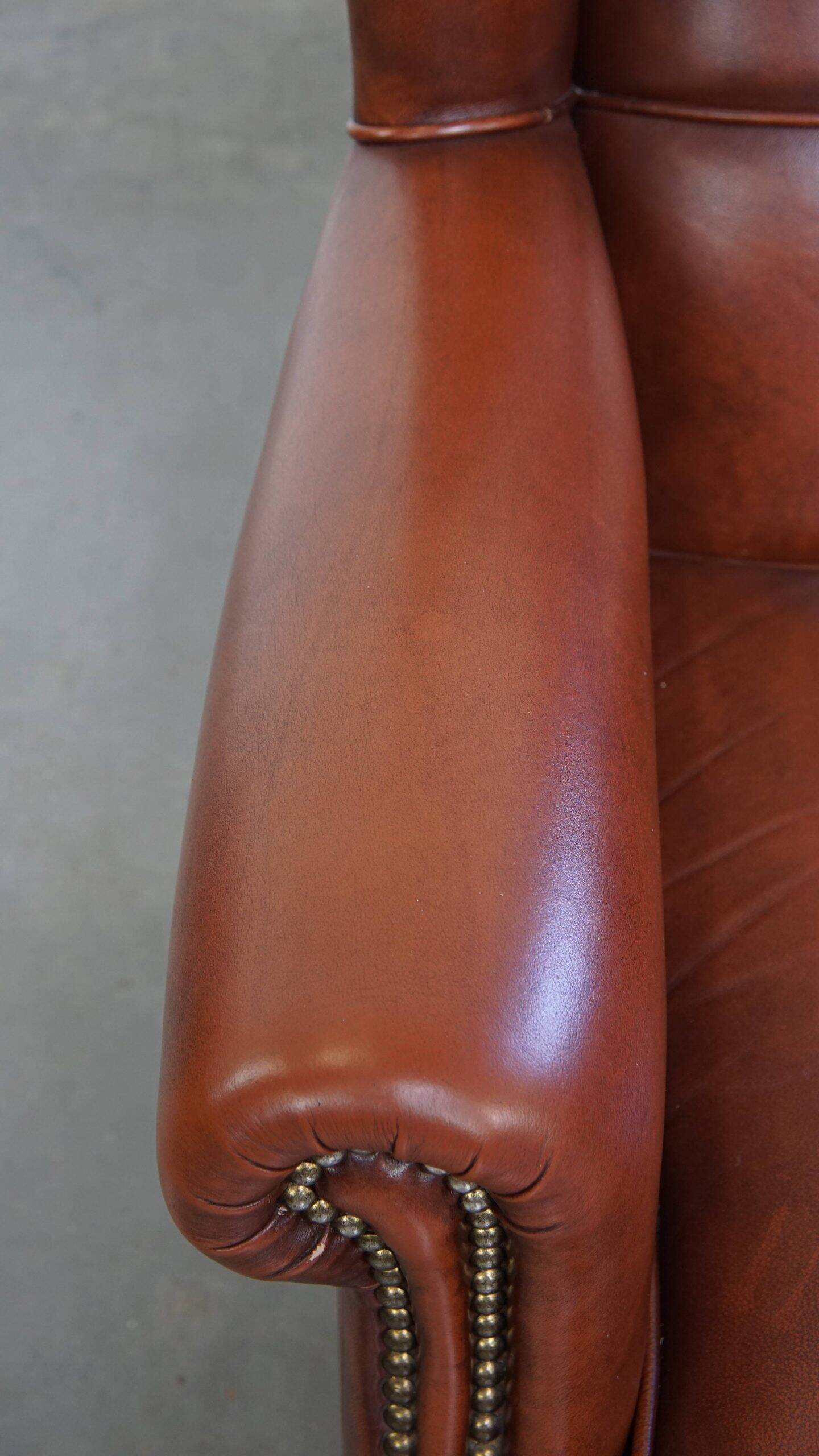 Fauteuil à oreilles de style anglais en cuir de vachette
