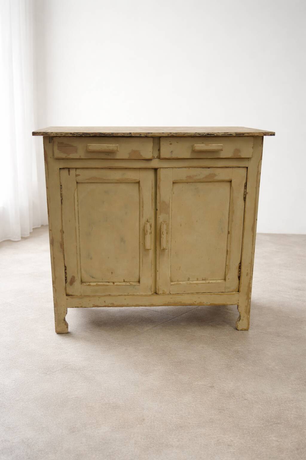 Buffet bas ancien en bois patiné