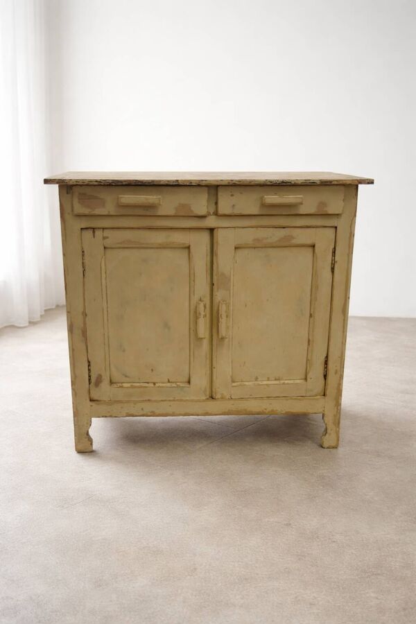 Buffet bas ancien en bois patiné