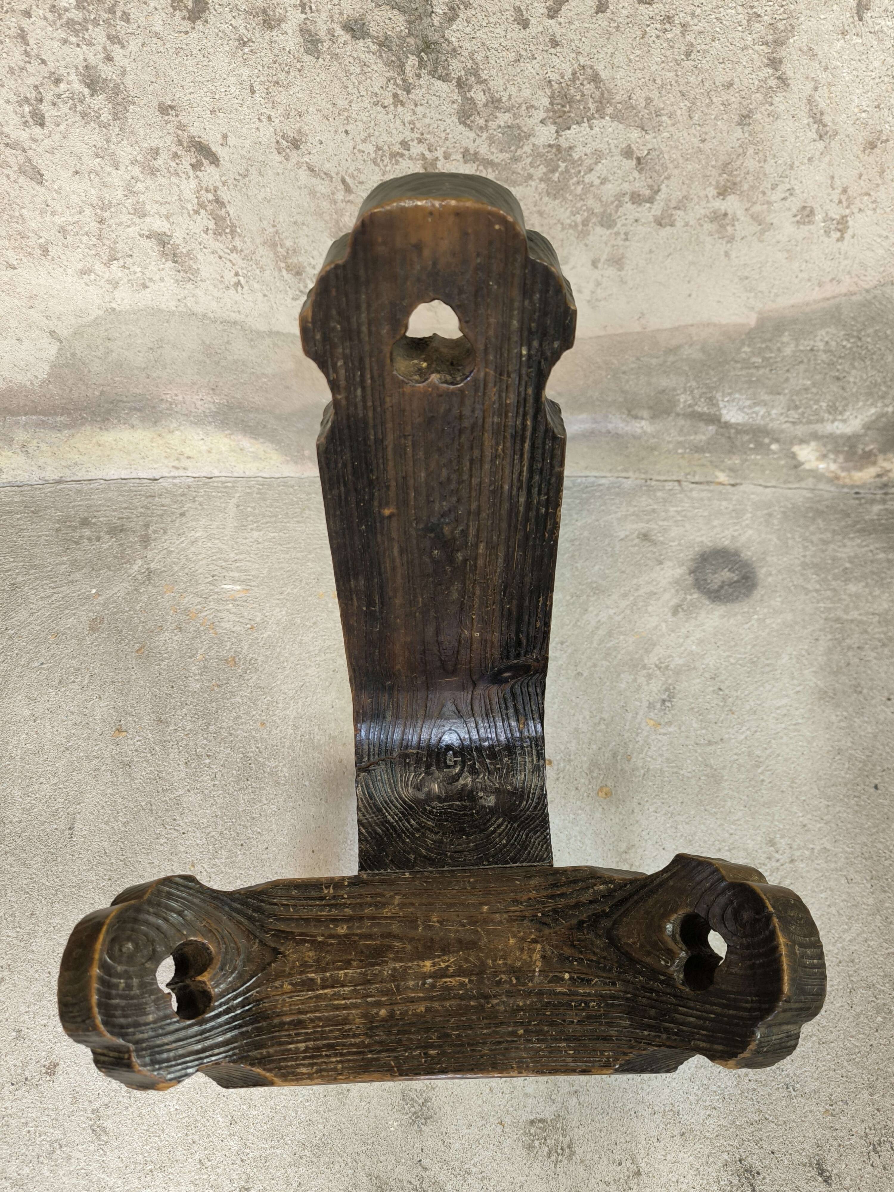 Chaise basse tripode brutaliste en bois