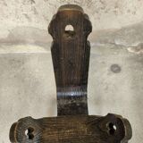 Chaise basse tripode brutaliste en bois