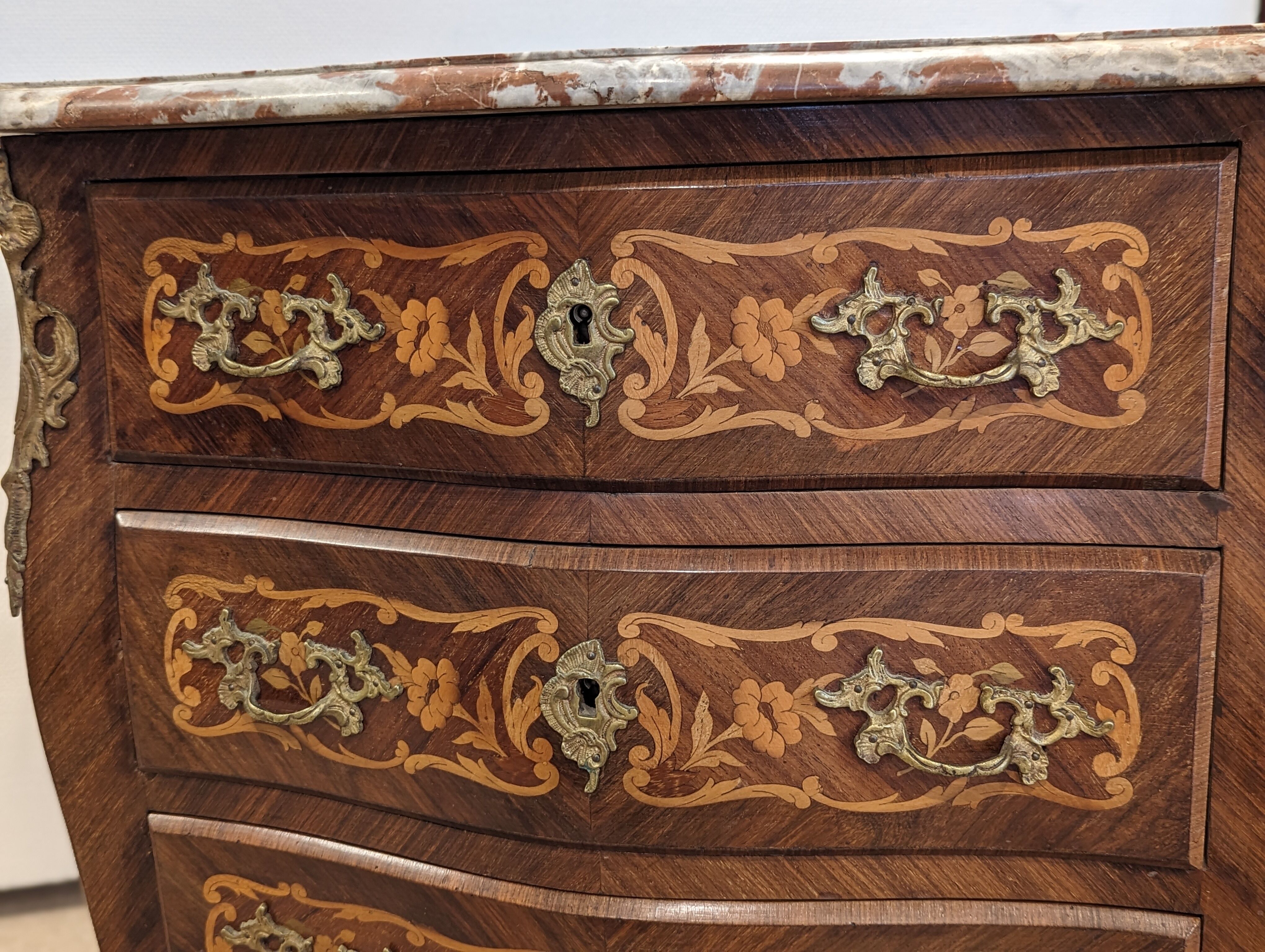 Small chest of drawers sauteuse louis XV inlaid