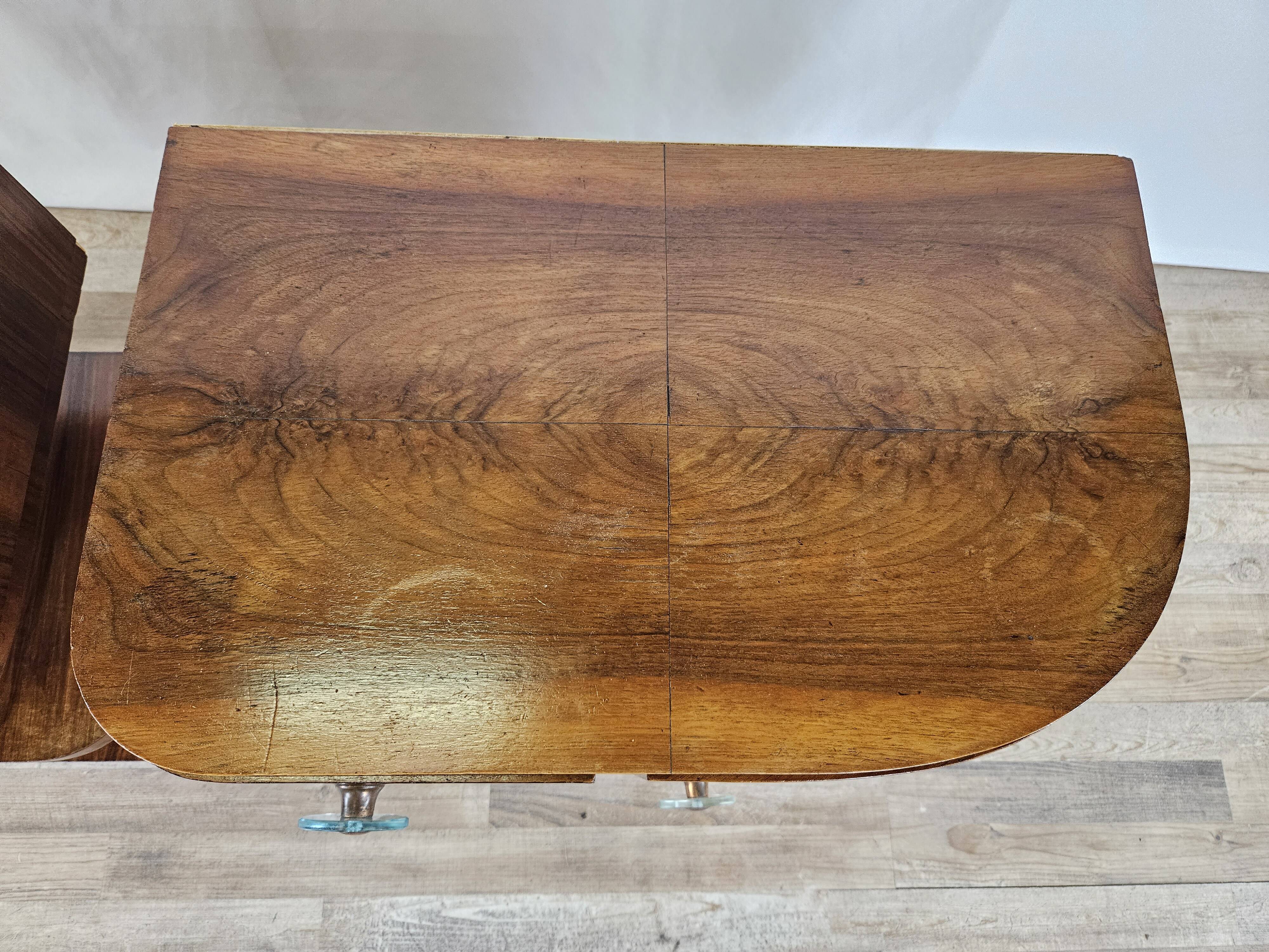 Pair of Art Decò bedside tables in walnut and thuja