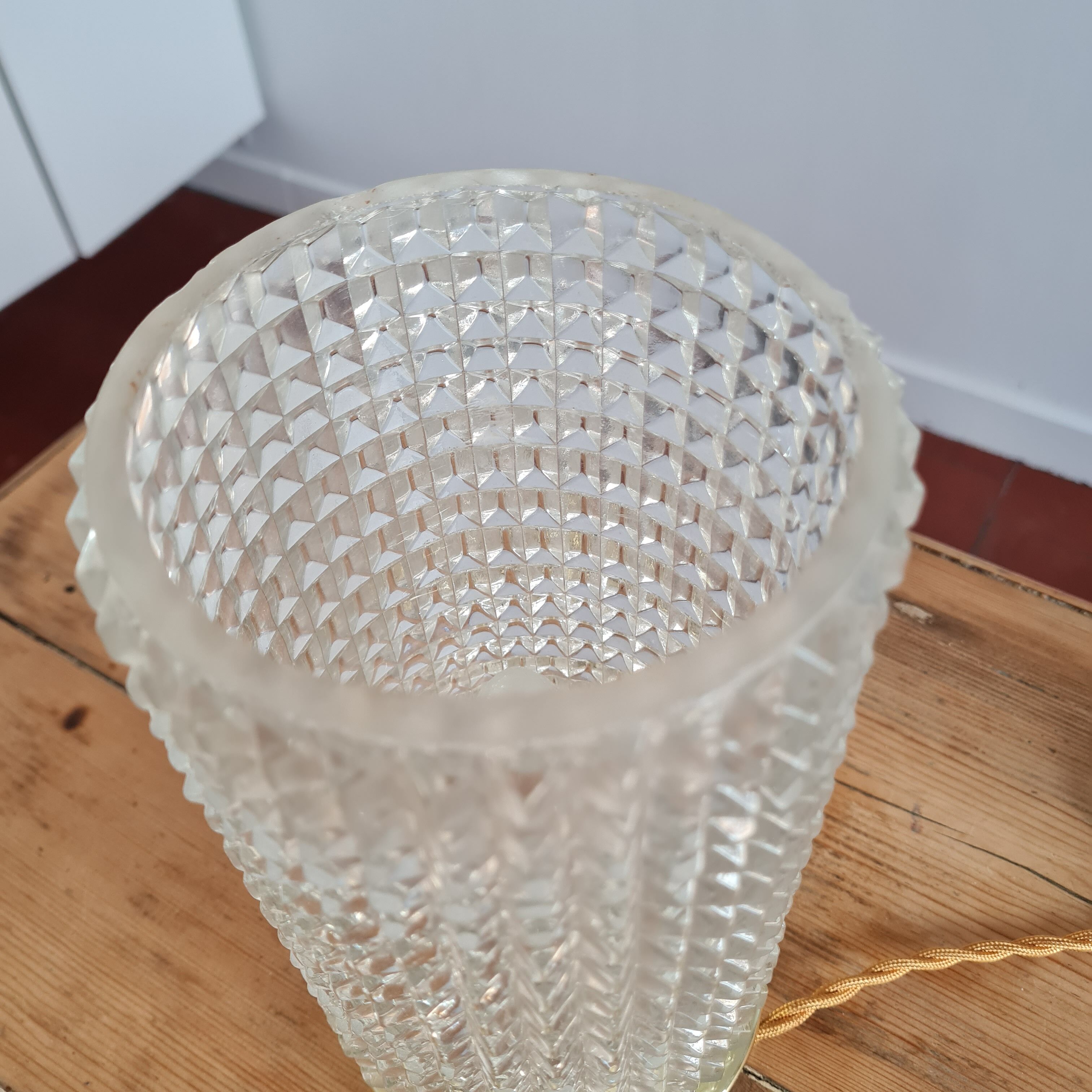 Chiseled cerre table lamp