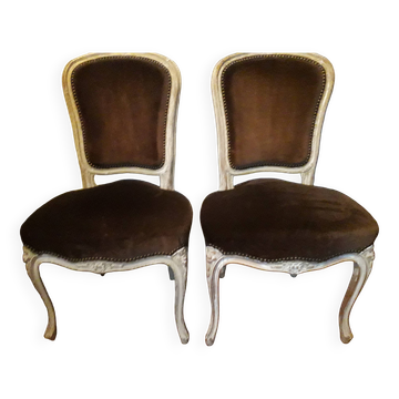 Une paire de fauteuils de style louis XV en bois et tissus en velours