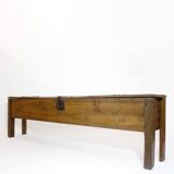 Long coffre à grains en noyer formant banc, 220cm.