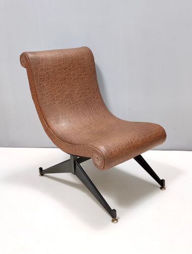 Chaise longue skai vintage marron avec pieds en métal verni noir, Italie