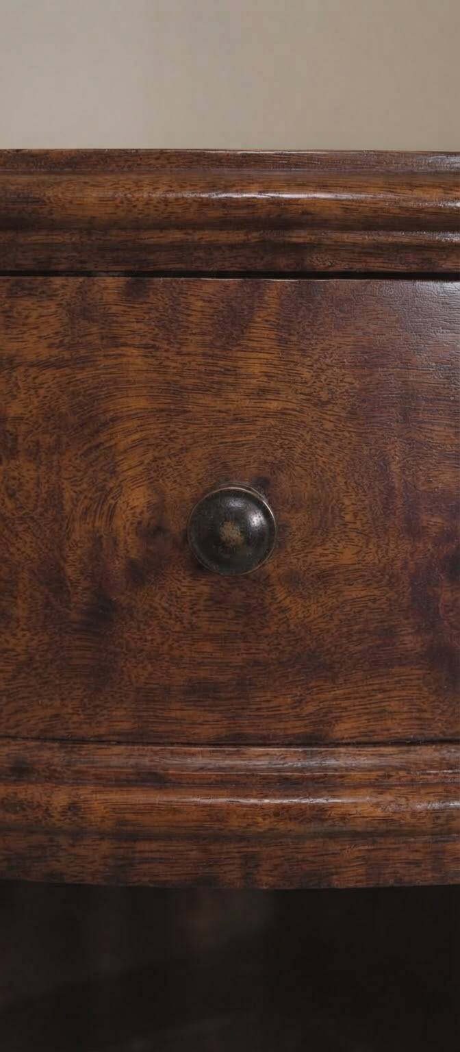 Meuble d'Angle en Bois Placqué en Ronce de Noyer avec Fronton Sculpté