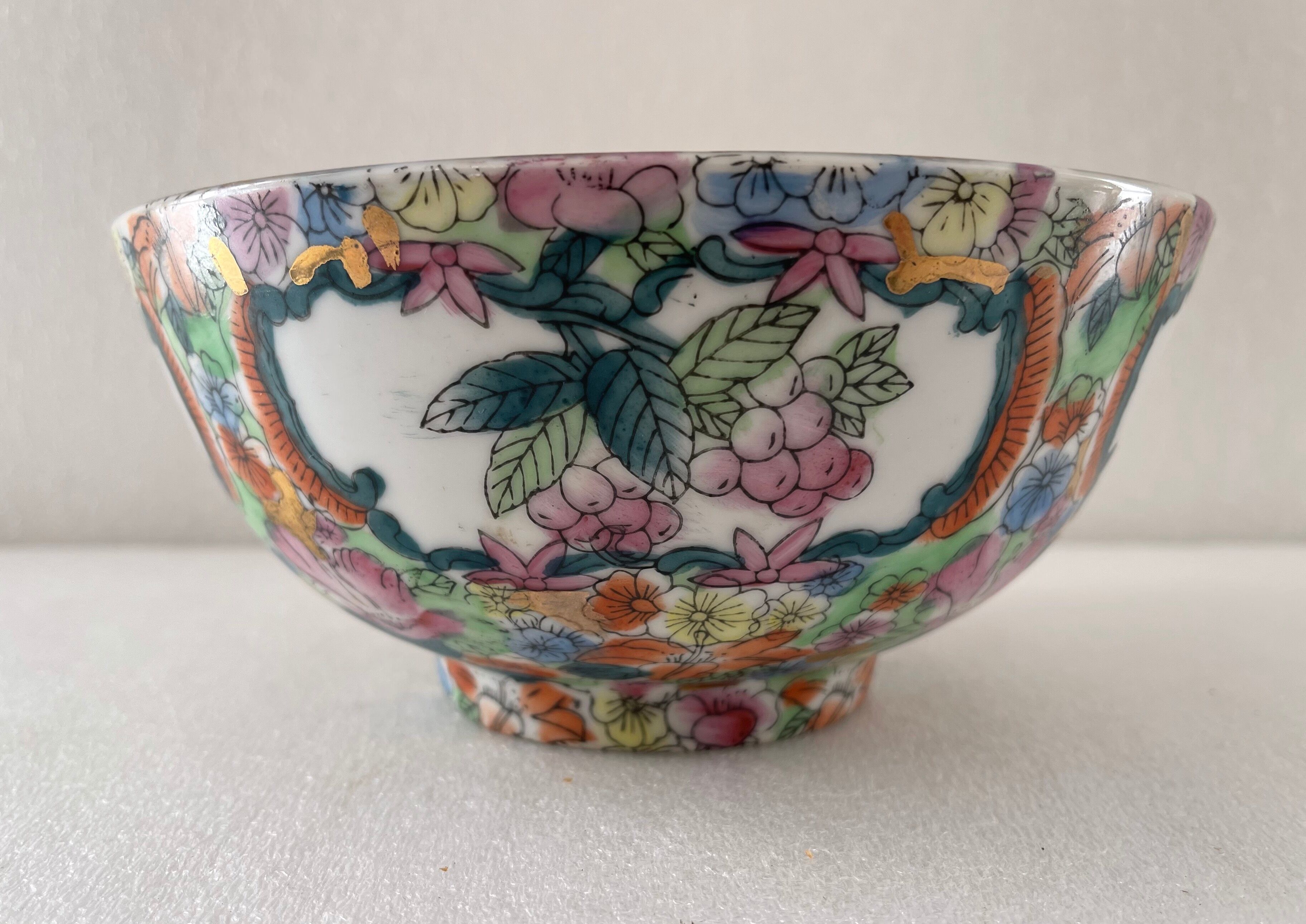 China Canton large porcelain bowl with polychrome decoration nineteenth