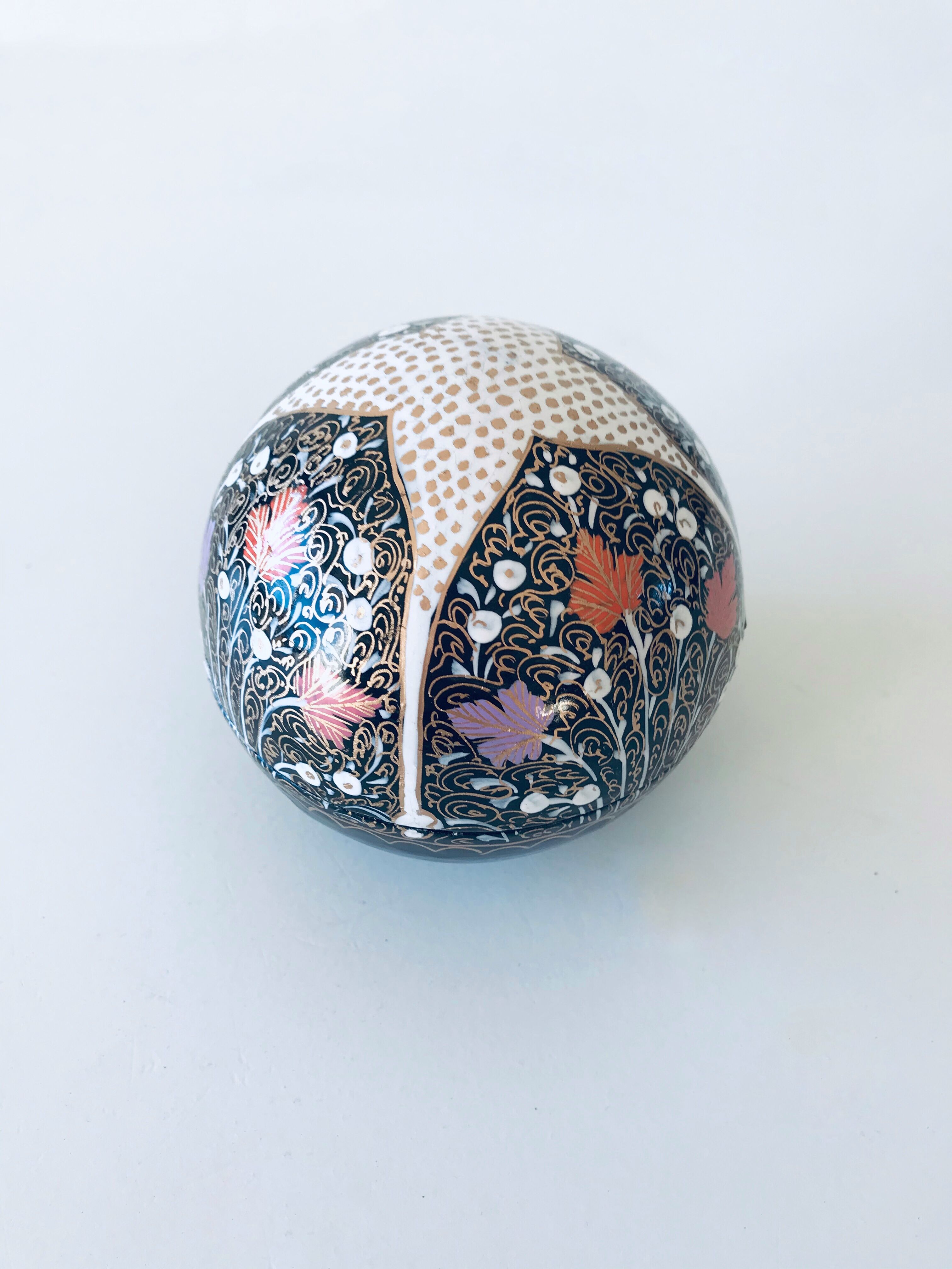 Decorative round box