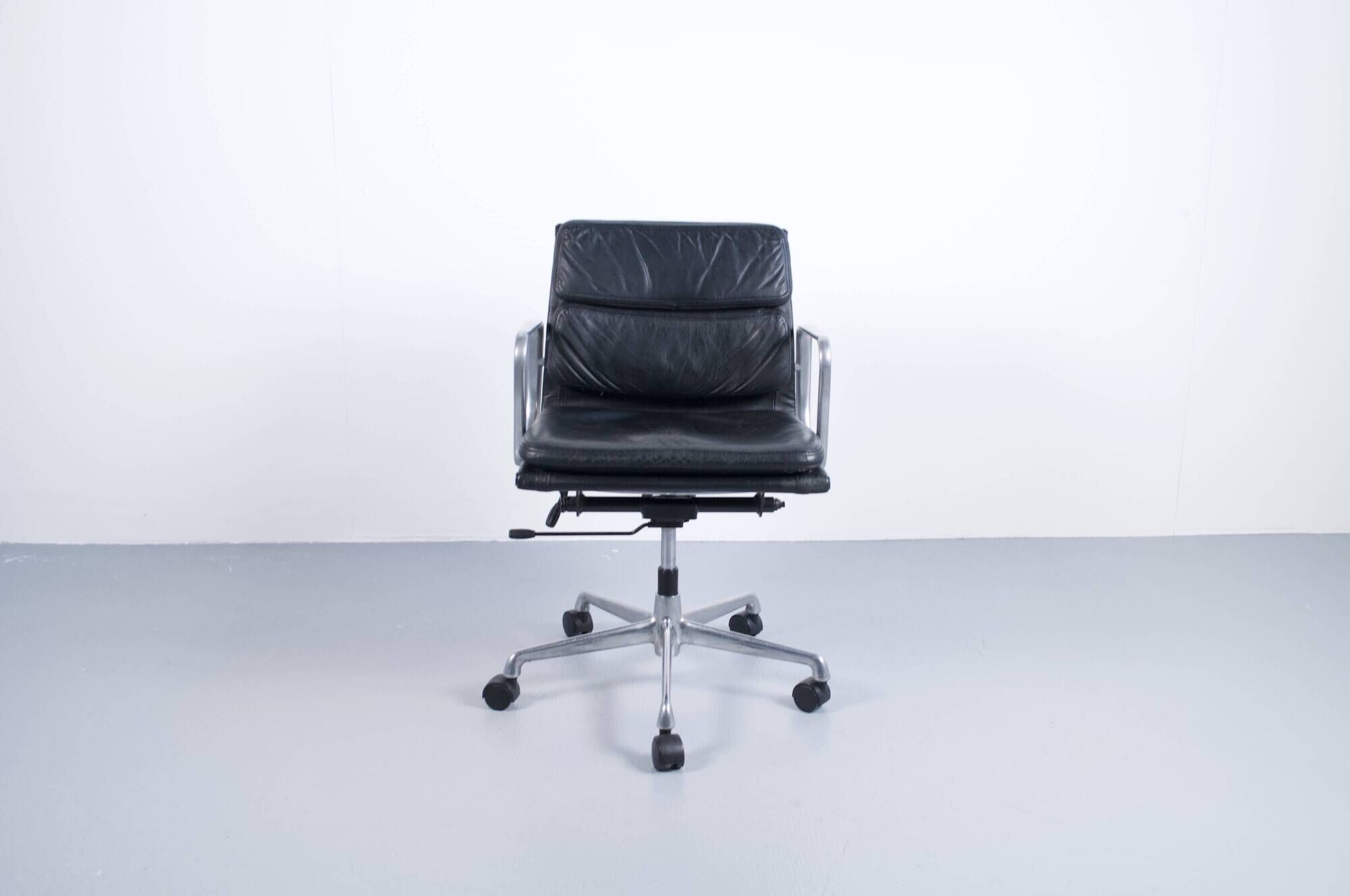 SOFT PAD CHAIR EA 217 EAMES BLACK LEATHER HERMAN MILLER ICF EDITOR 1970s