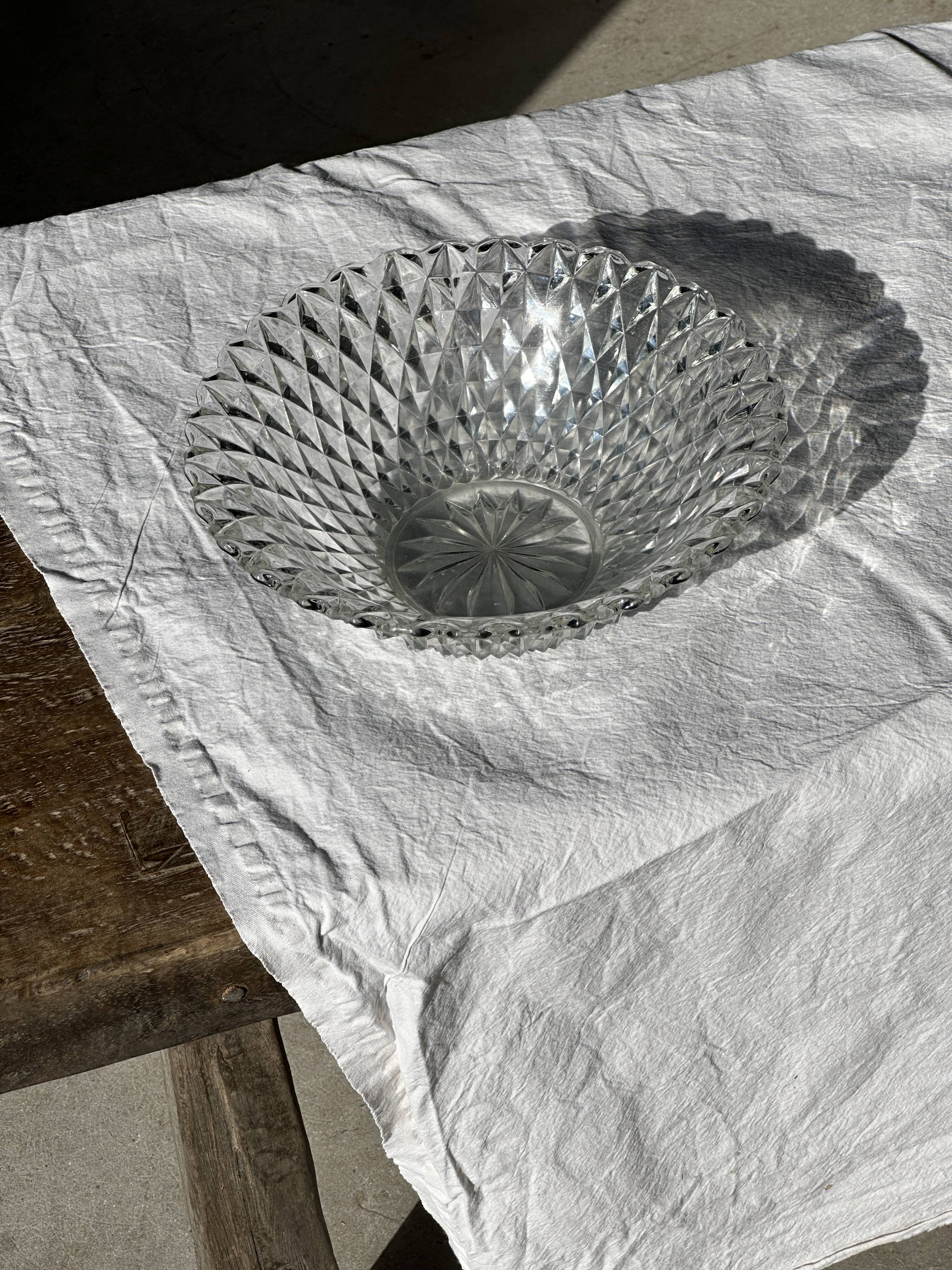 Large classic diamond-tipped glass salad bowl