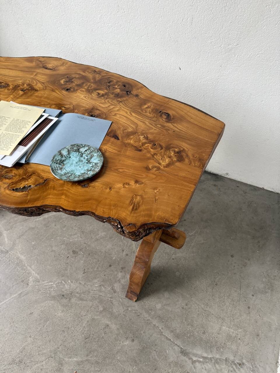 Table artisanale en orme massif, art populaire