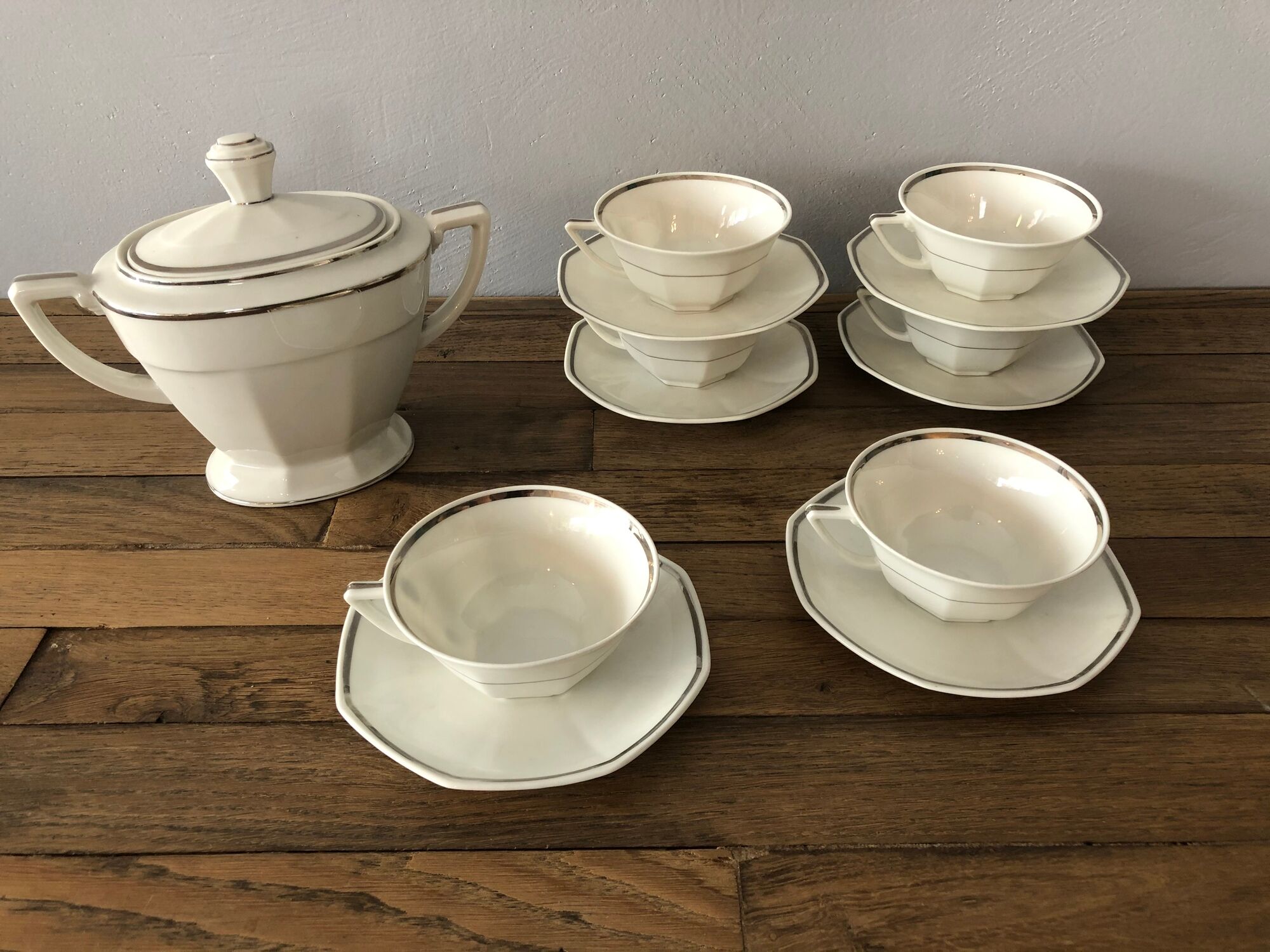Set of 6 porcelain cups with matching sugar
