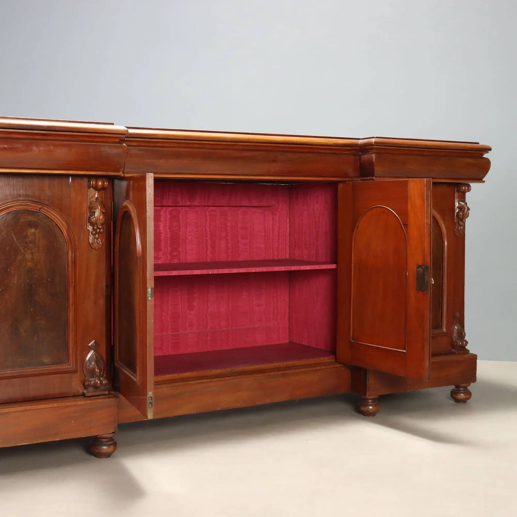 Victorian buffet in mahogany with 3 drawers, Italy, 19th century.