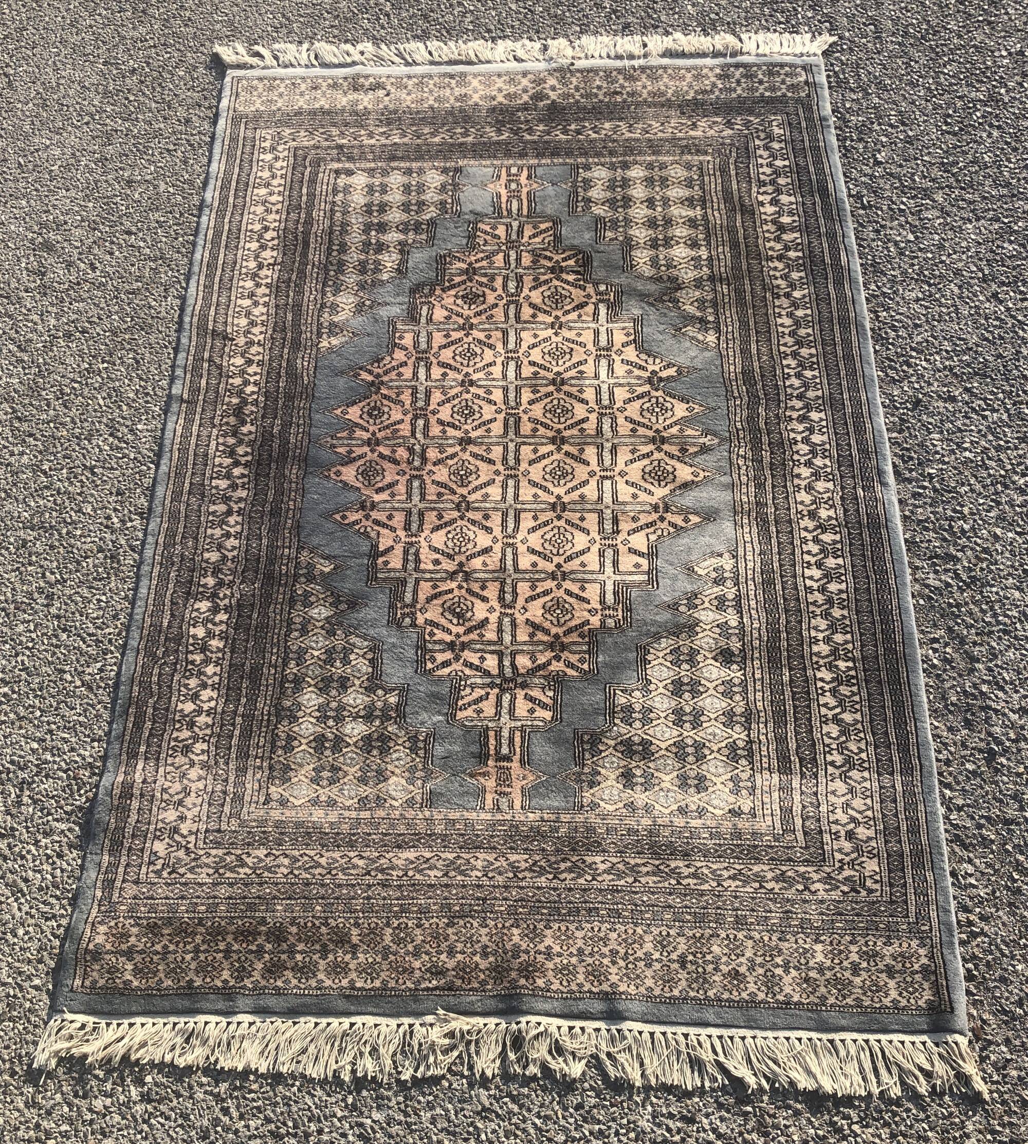 Pakistan oriental rug. 1.28 X 1.90 meters. Handmade
