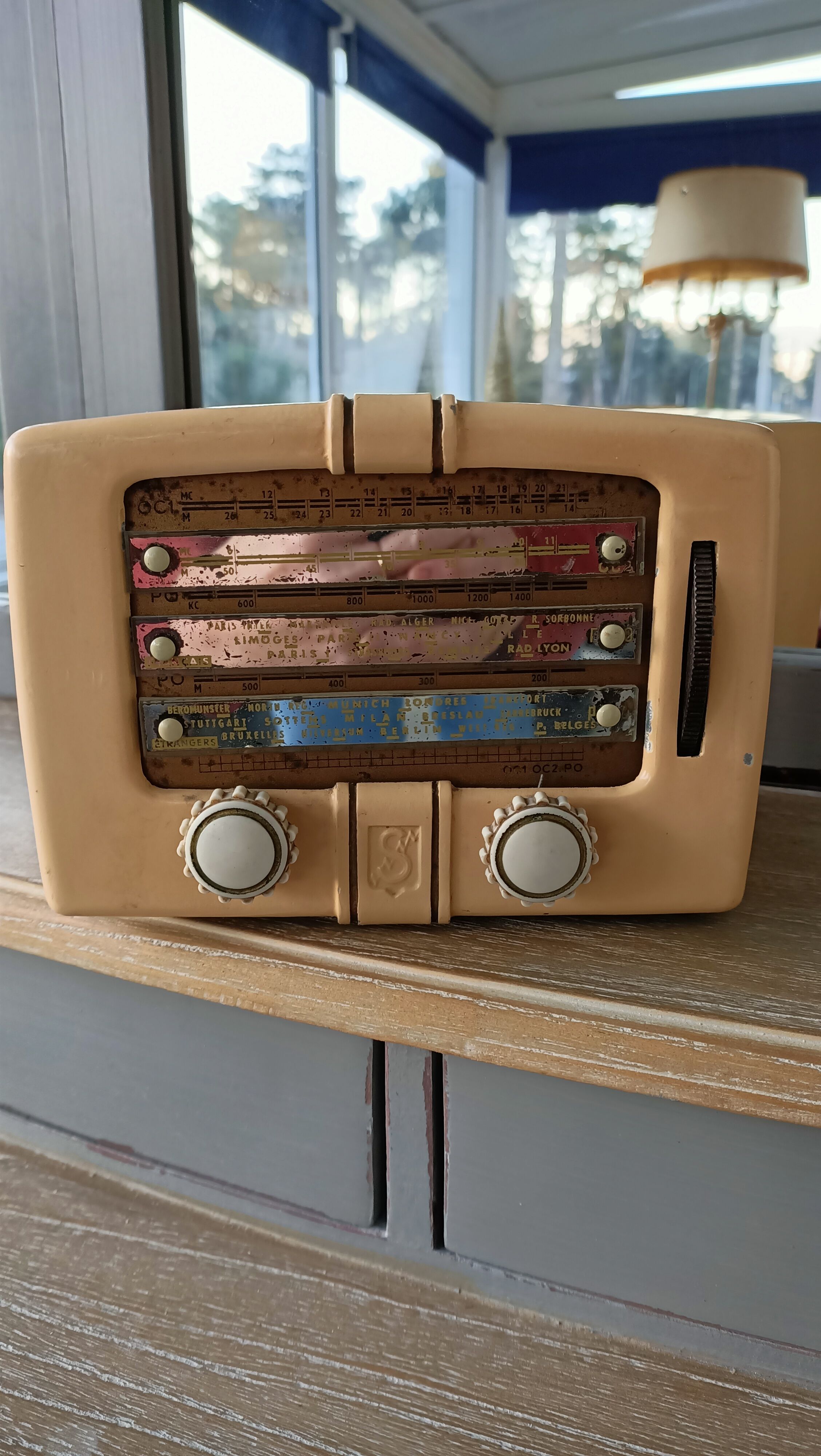 Vintage lamp radio
