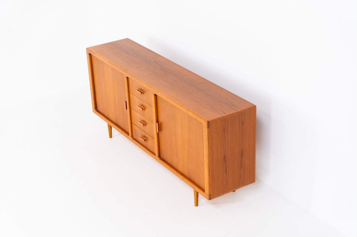 Buffet en teck avec portes à tambour par Silkeborg (Danemark, années 1960).
