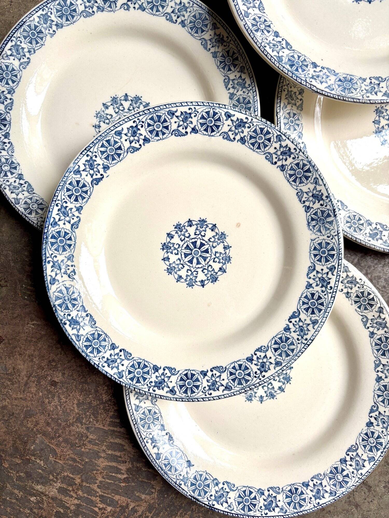 6 Gien flat ironware plates, "Arabesques" service, 1880-1930