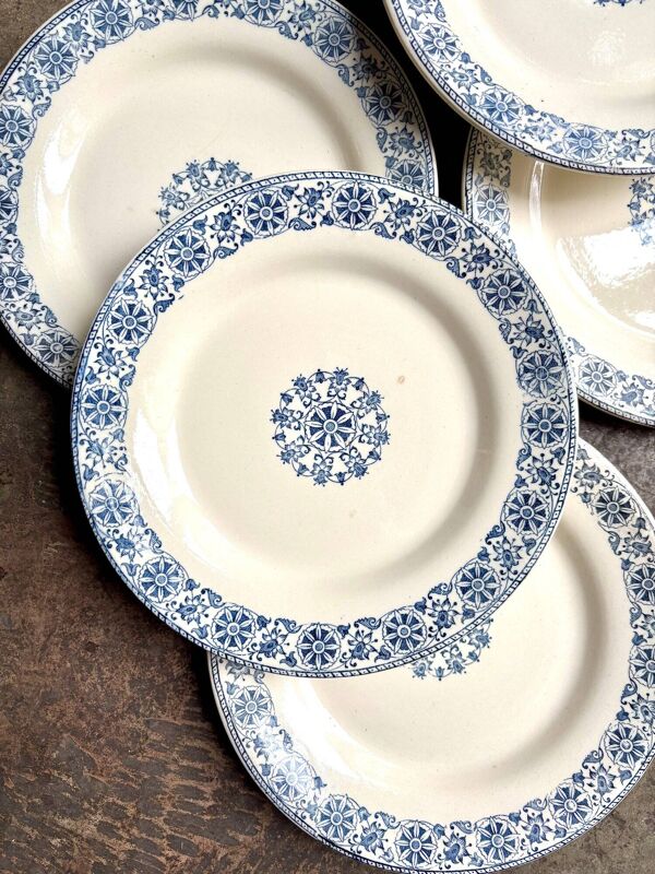 6 assiettes plates Gien en terre de fer, service ''Arabesques'', 1880-1930