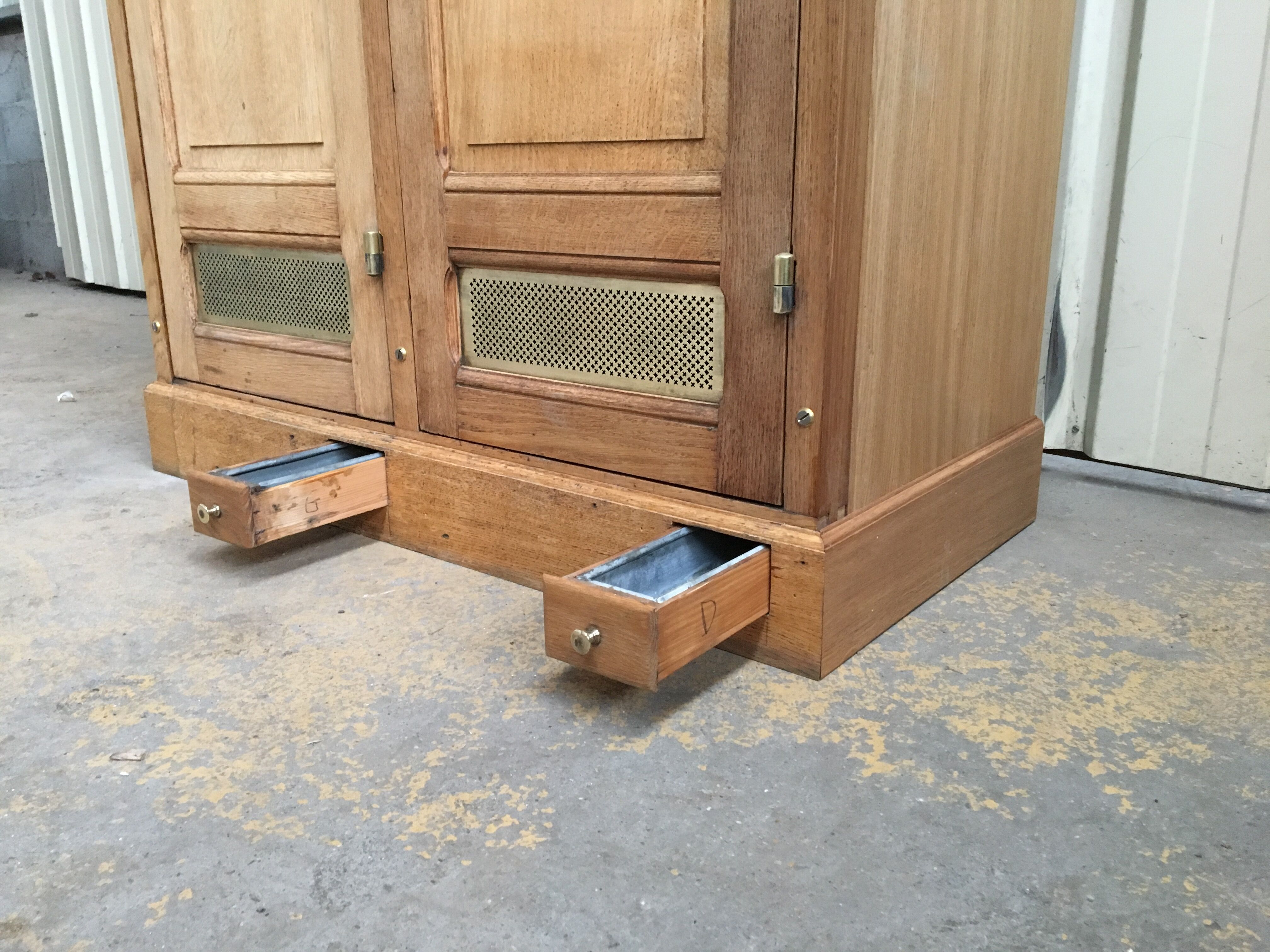 bank of France's cloakroom in oak year 40