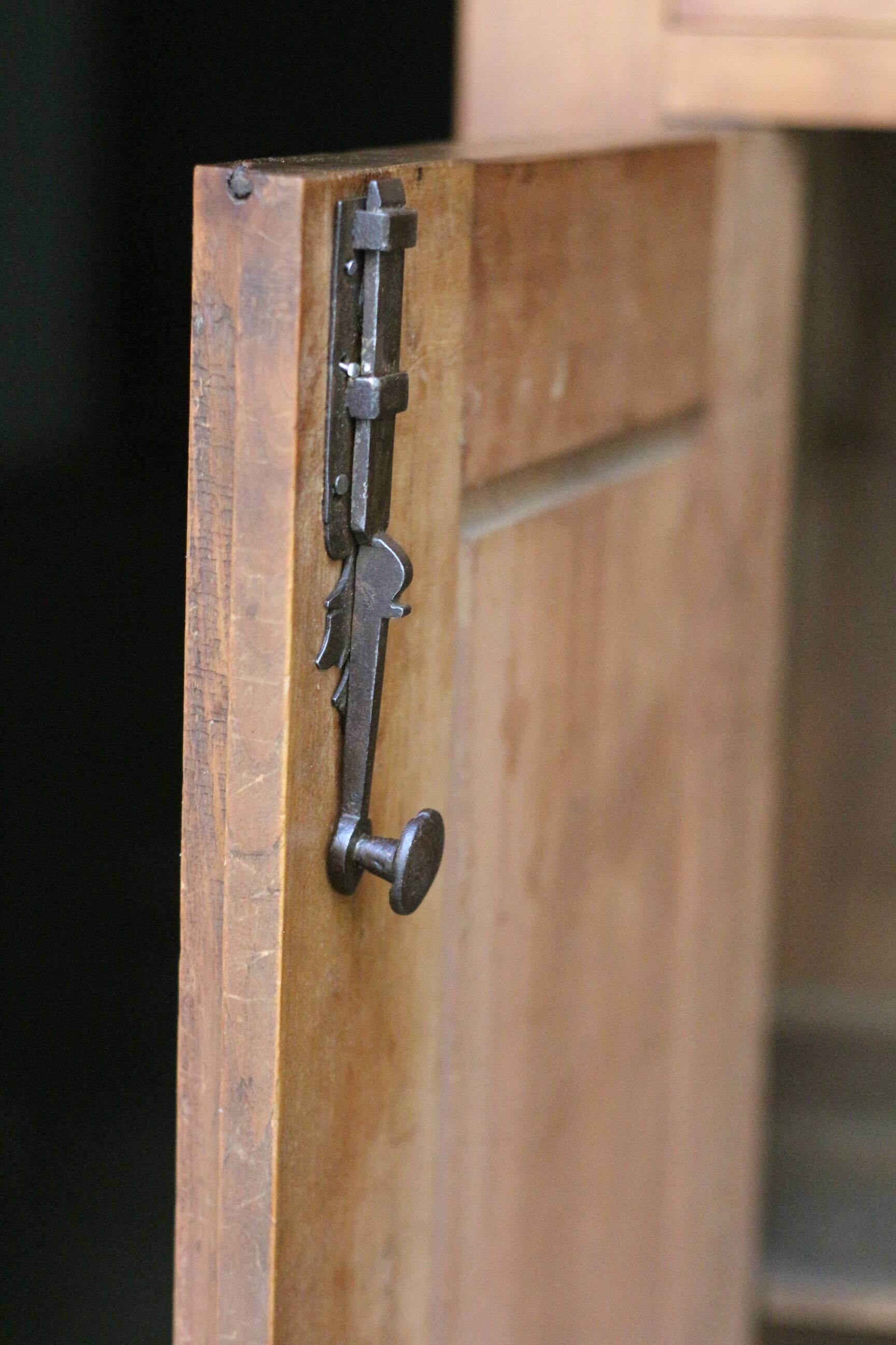 Mid-19th century dresser (light mahogany).