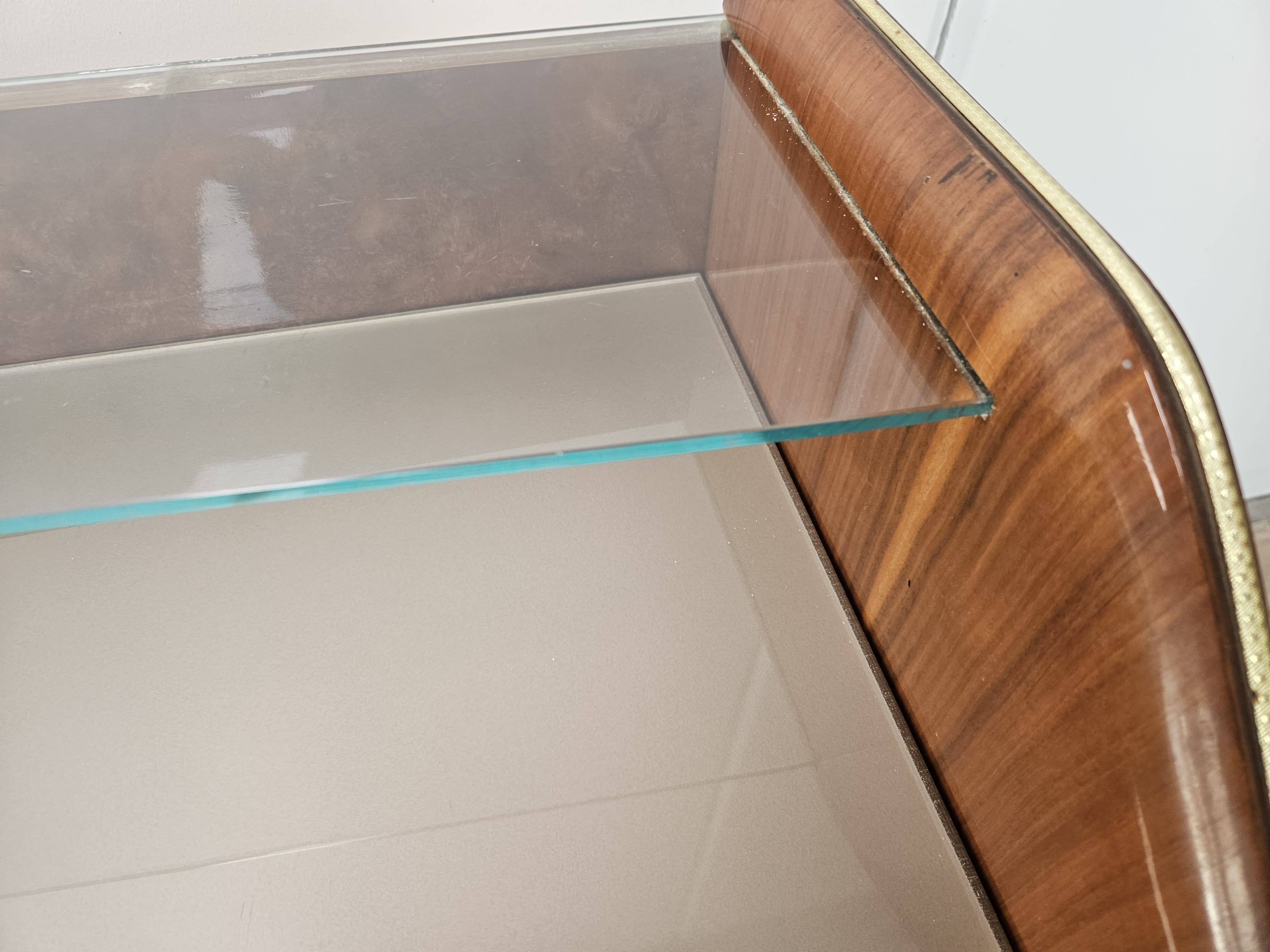 Commode en noyer avec dessus en verre double.