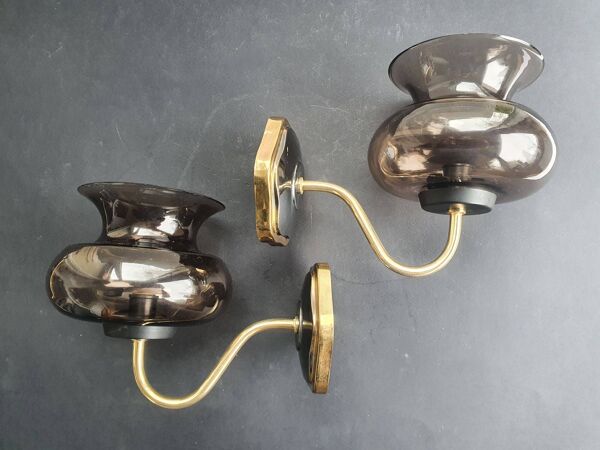 Paire d'appliques en laiton doré et verre fumé anciennes