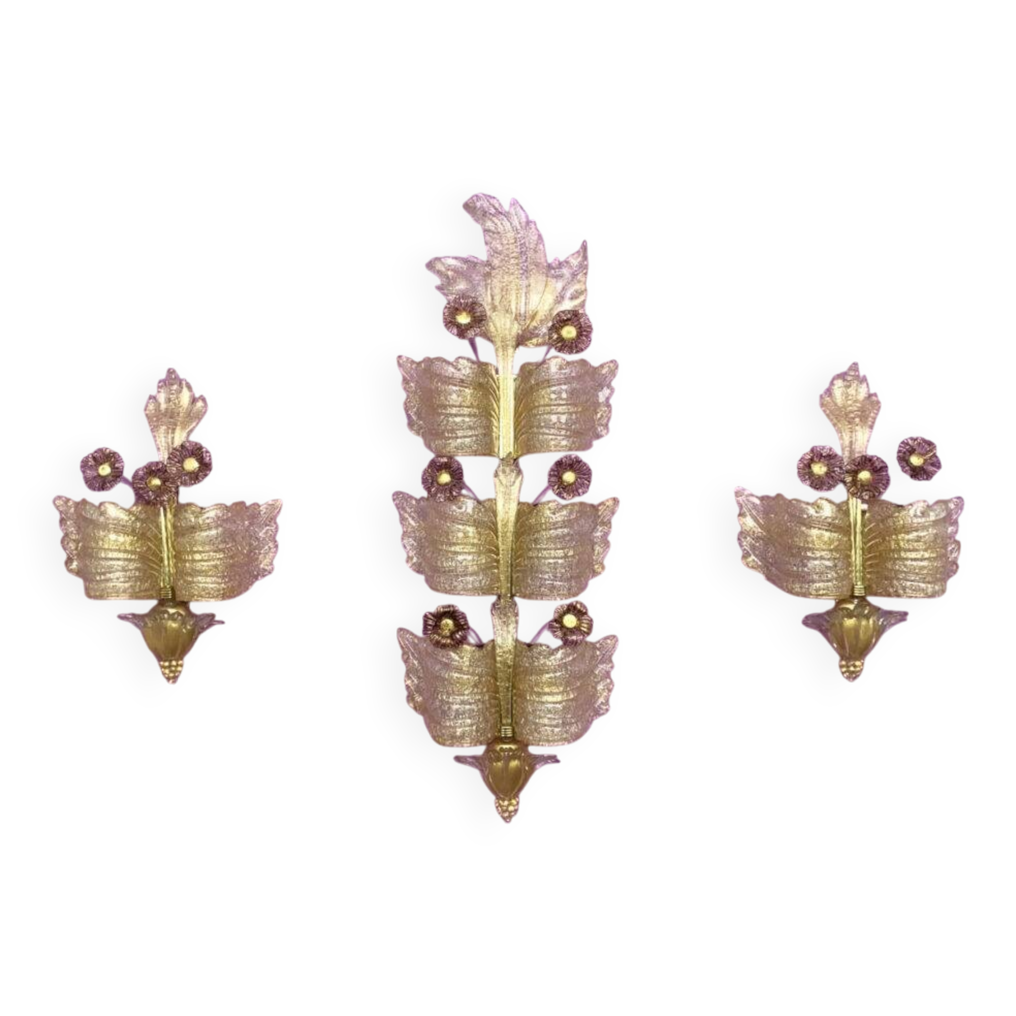 Trio / Ensemble de 3 appliques "Grand Hotel" par Barovier & Toso, Murano, Italie, années 1950. Verre vénitien avec de la poussière d'or et des fleurs en verre violet.
