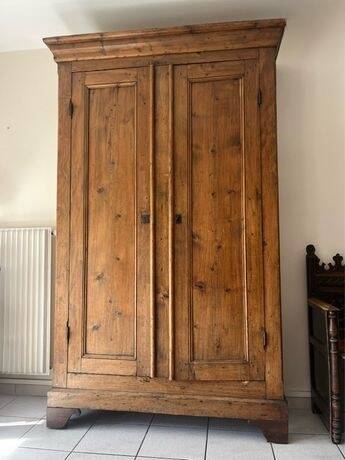 Grande armoire ancienne en bois massif style campagne / rustique