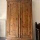 Grande armoire ancienne en bois massif style campagne / rustique