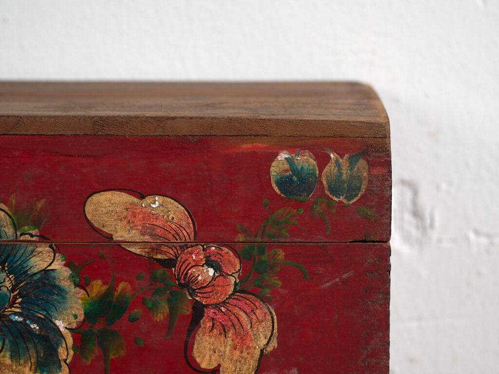 Antique red box with floral patterns (circa 1900) #34