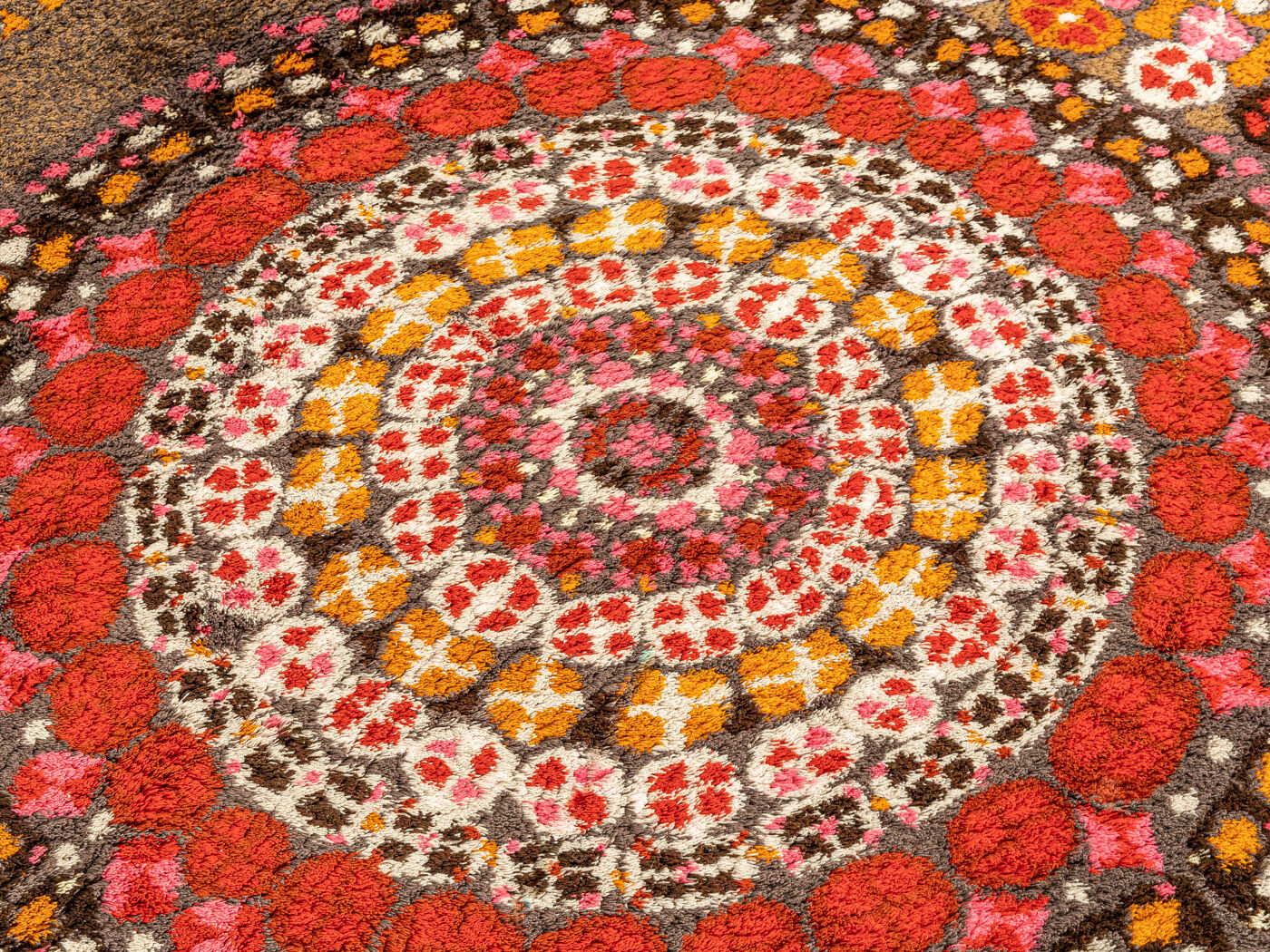 1970s carpet, 252 x 344