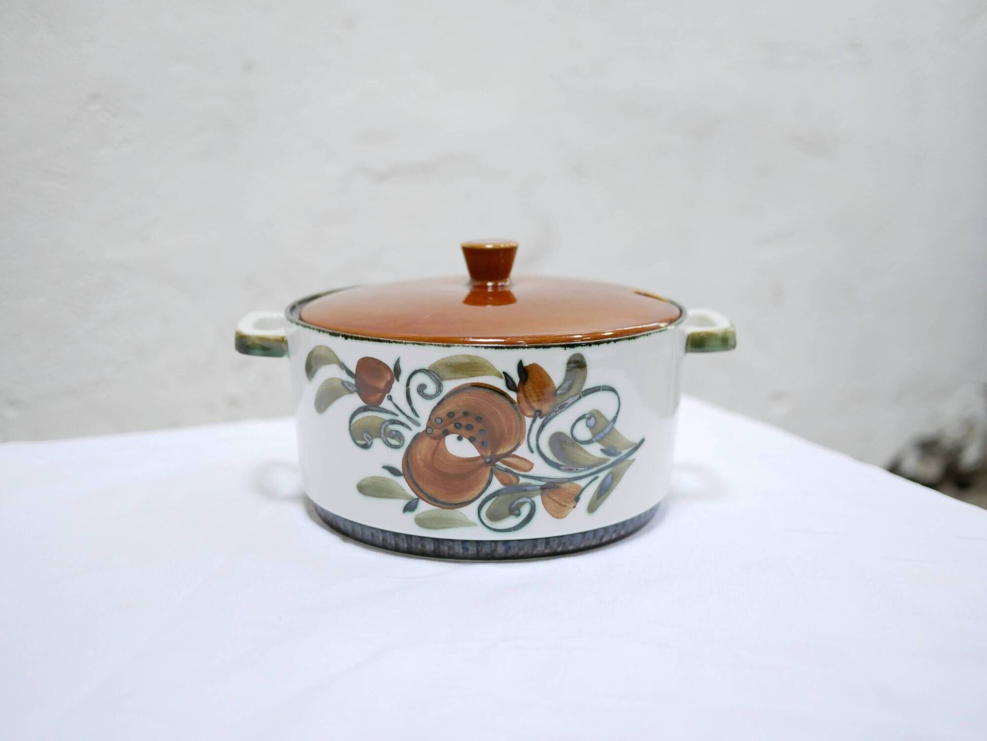 Plat avec couvercle soupière vintage édité par Boch La Louvière