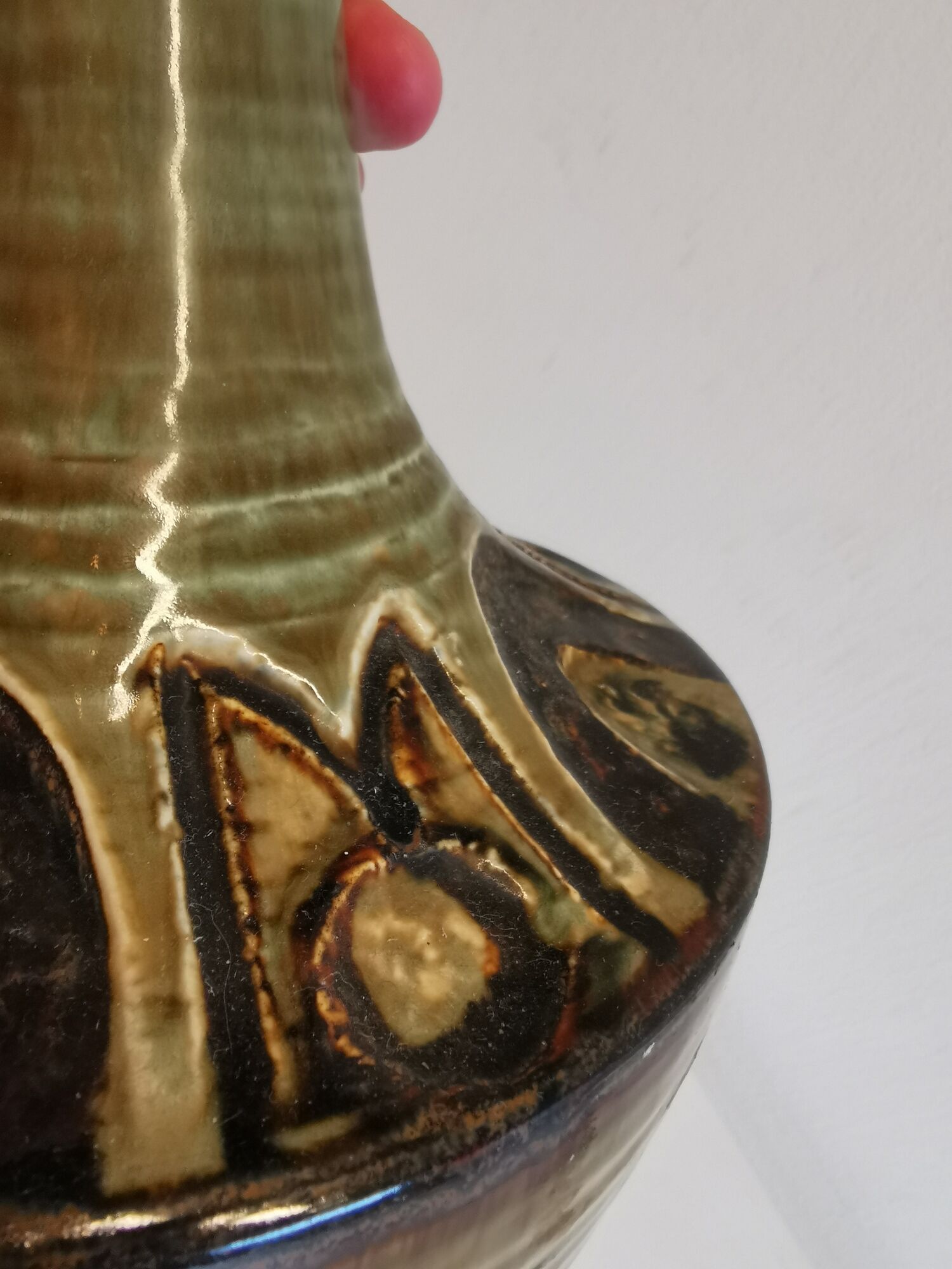Lampe de table en céramique du danois Søholm dans de belles couleurs beige, vert et or.