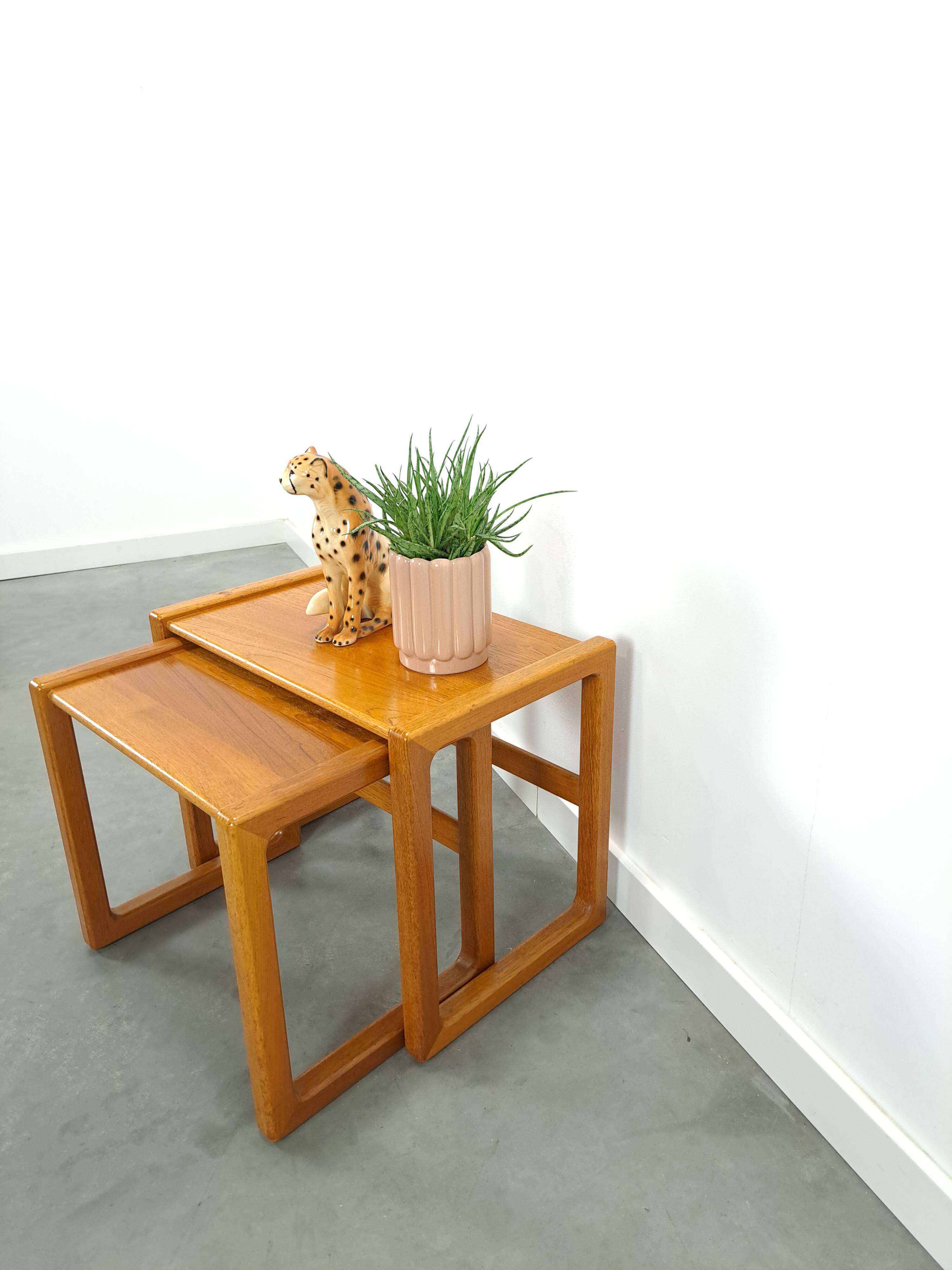 Teak vintage bijzettafel set