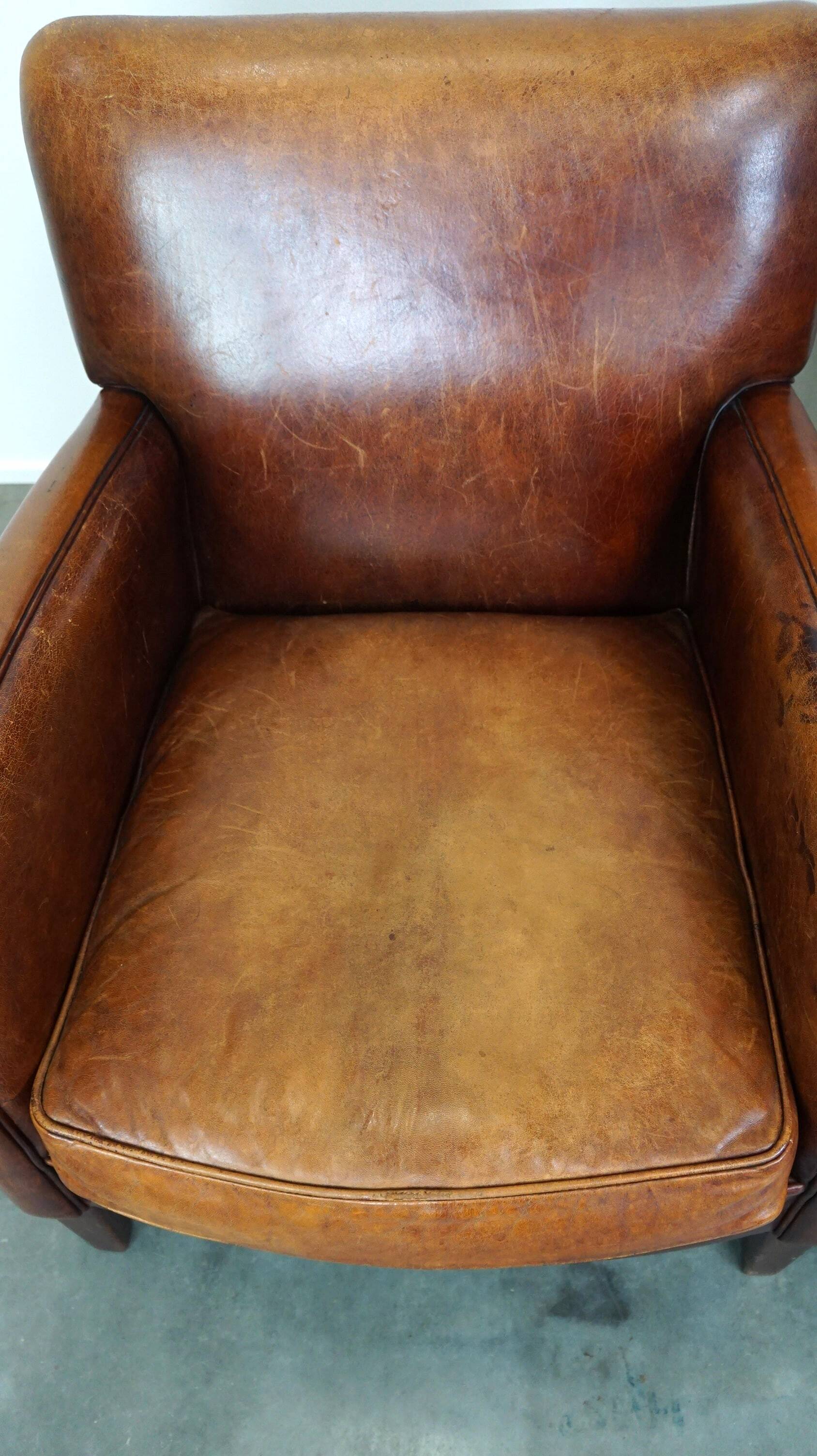 Set of 2 subtle sheepskin leather armchairs with a beautiful warm color scheme