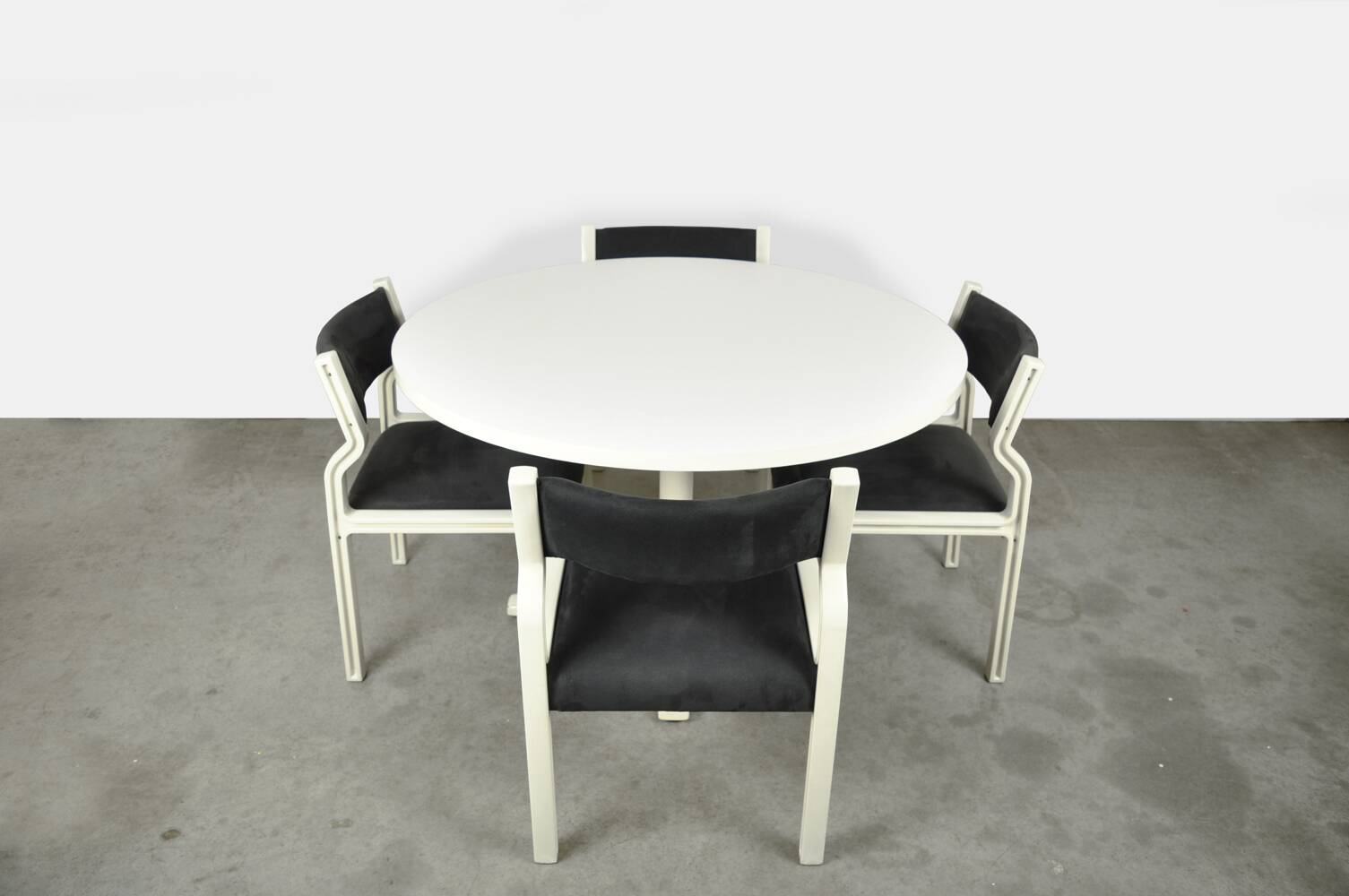 🟡 PASTOE plastic dining table chairs, Pierre Mennen, 70s Netherlands