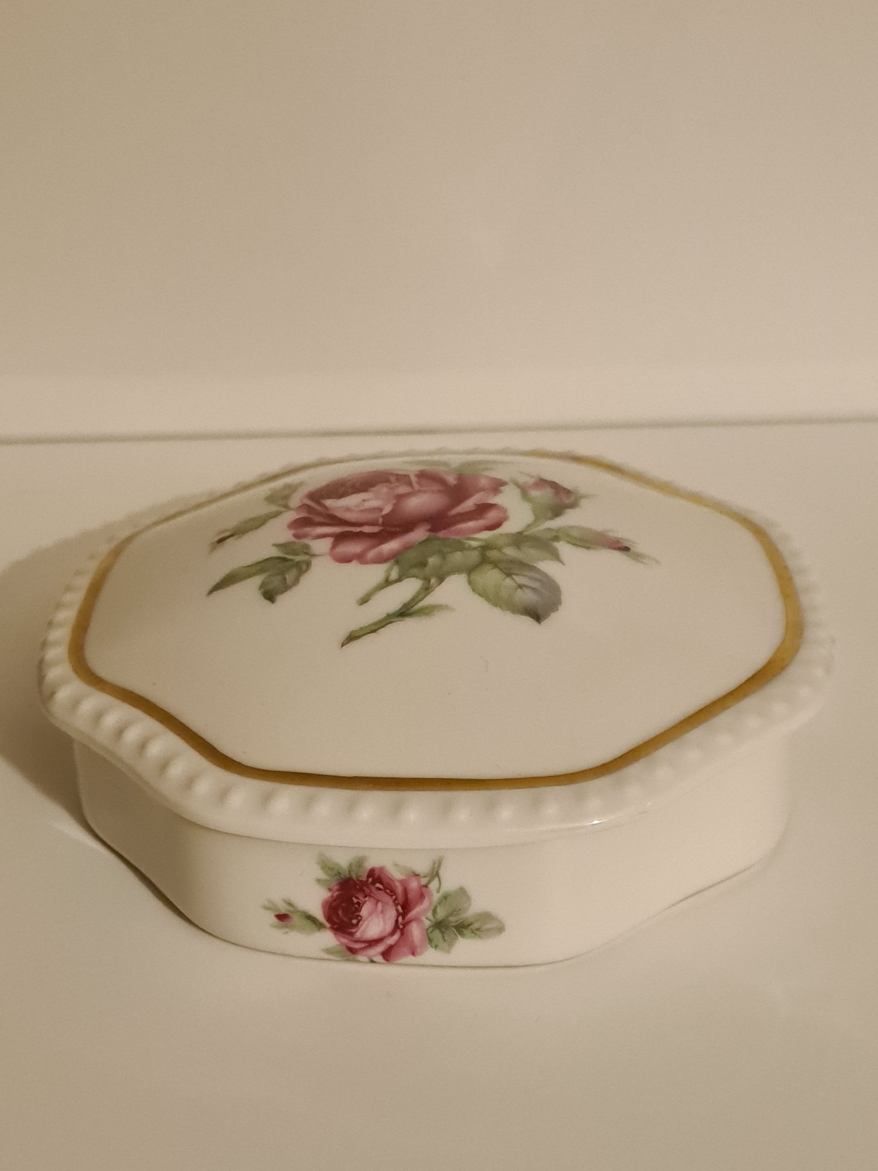 Porcelain box of Limoges RH pink decorations