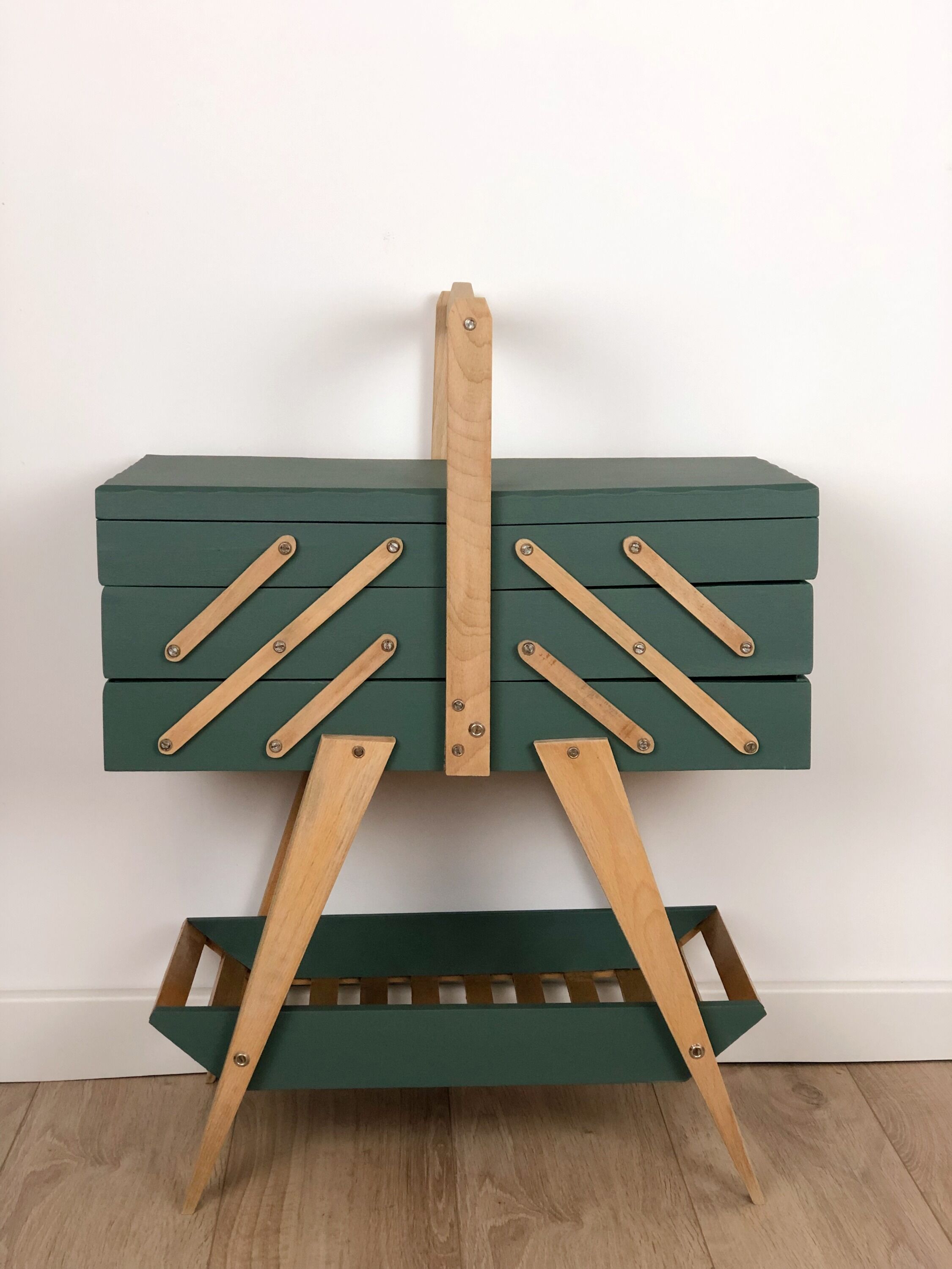 Vintage worker with compass feet revisited