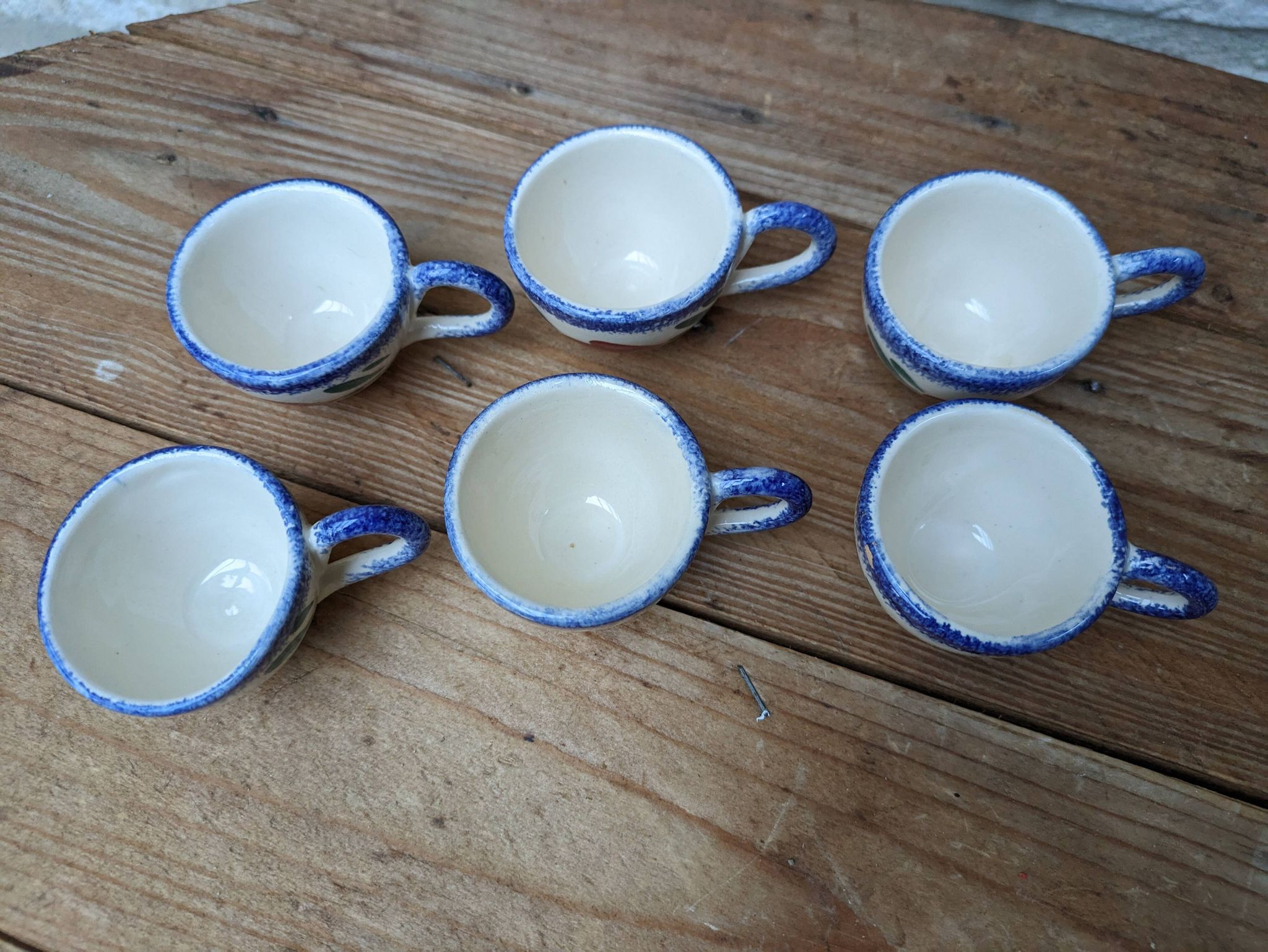 Ensemble de 6 petites tasses style Quimper, Bayeux, Rouen