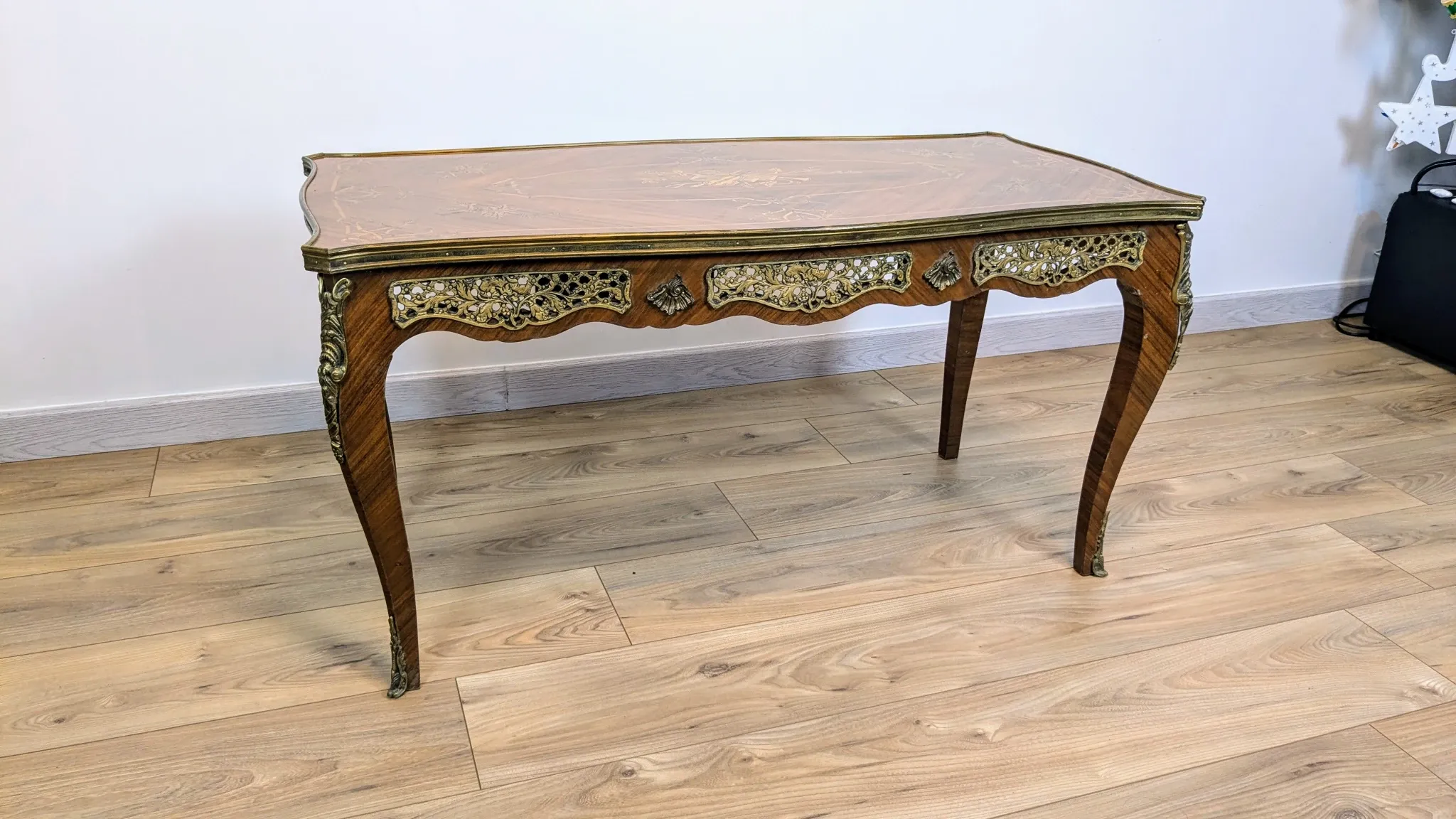Louis XV style coffee table with floral marquetry and gilded bronze – 20th century