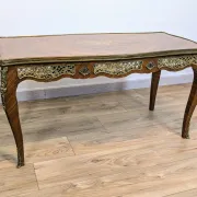 Louis XV style coffee table with floral marquetry and gilded bronze – 20th century