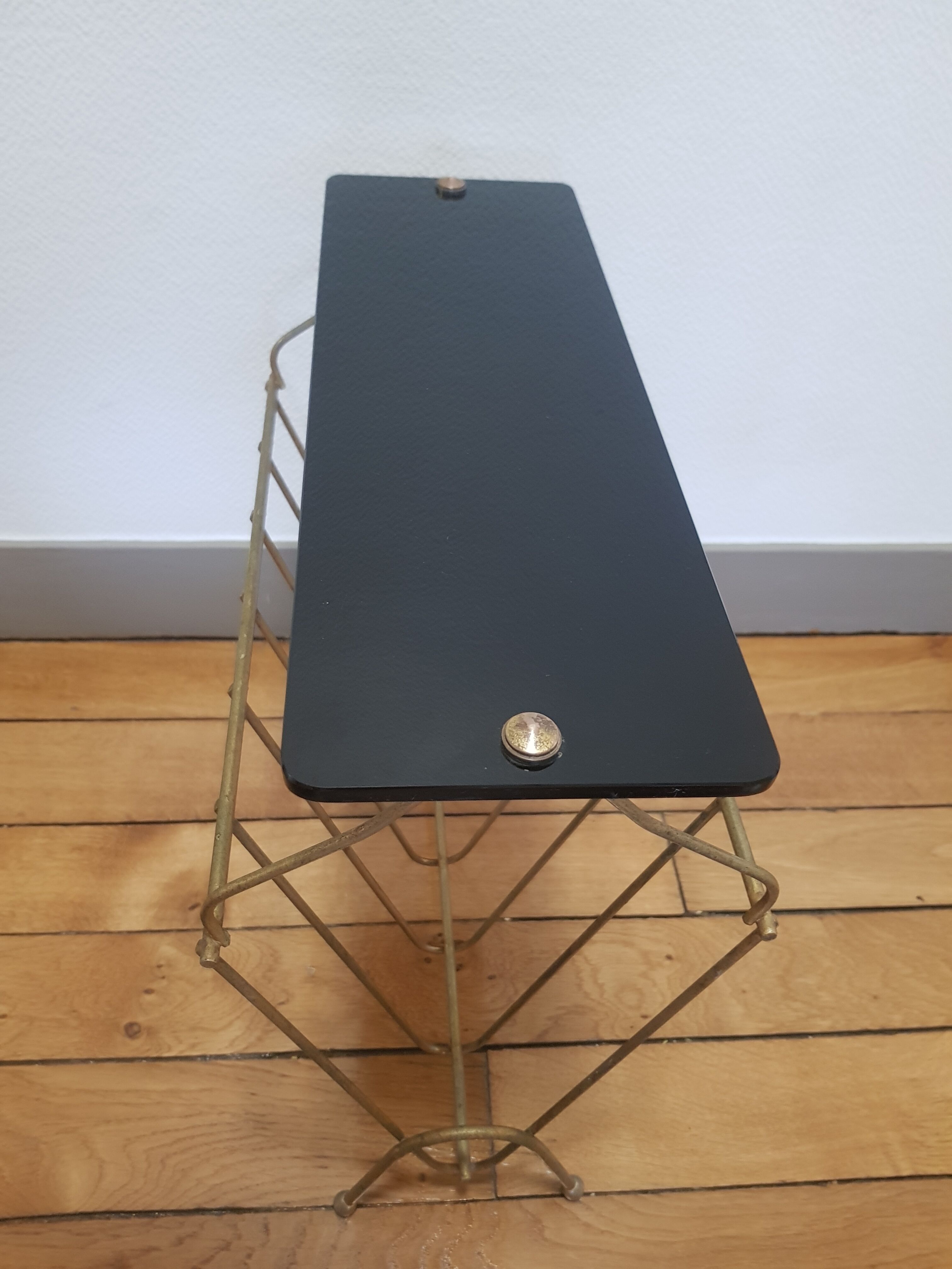 Magazine holder with glass tablet