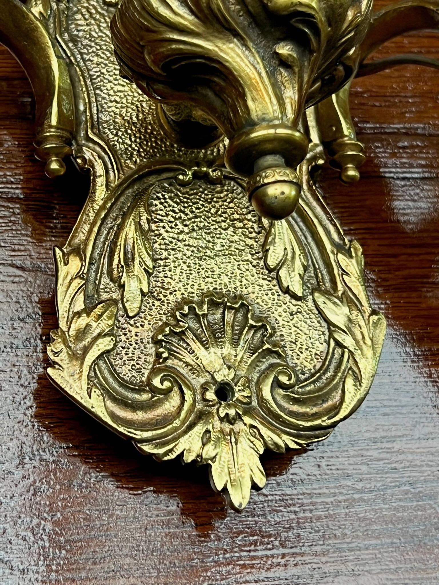Paire d'appliques de style Louis XV. Bronze massif doré.
