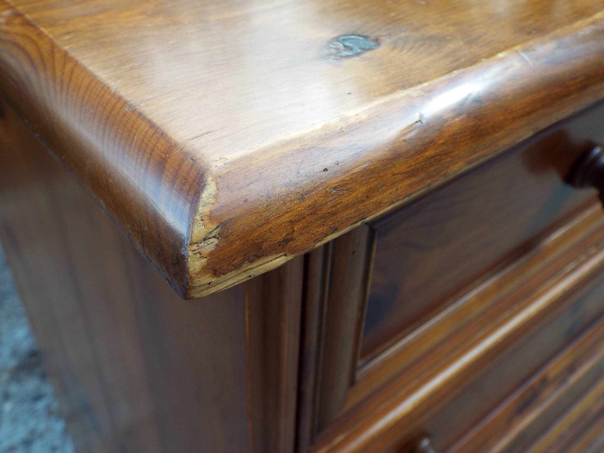 Pine chest of drawers