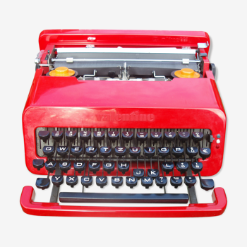 Machine a écrire Valentine par Olivetti crée en 1969 de couleur rouge