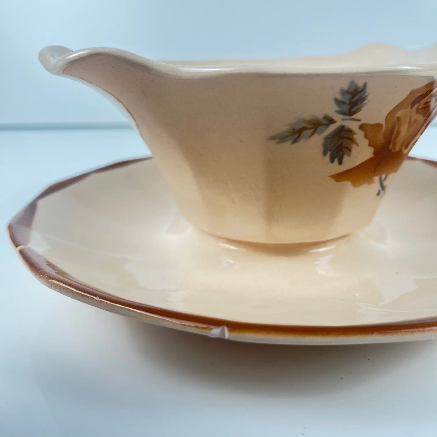 Digoin - Sarreguemines sauce boat, rose pattern, first half of the 20th century.