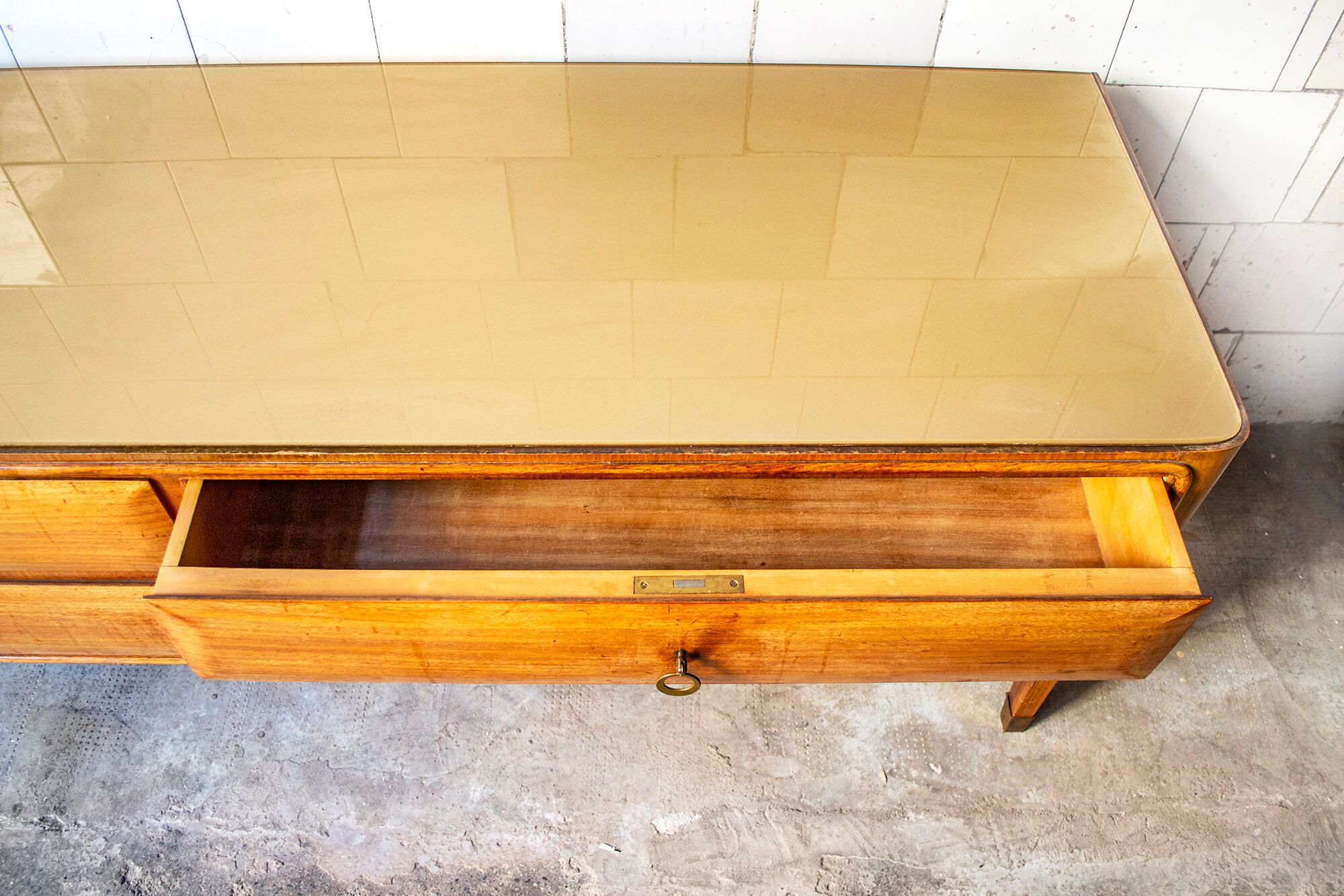 Glass and brass rosewood buffet by Esposizione Permanente Mobili Cantù Italia Anni '70